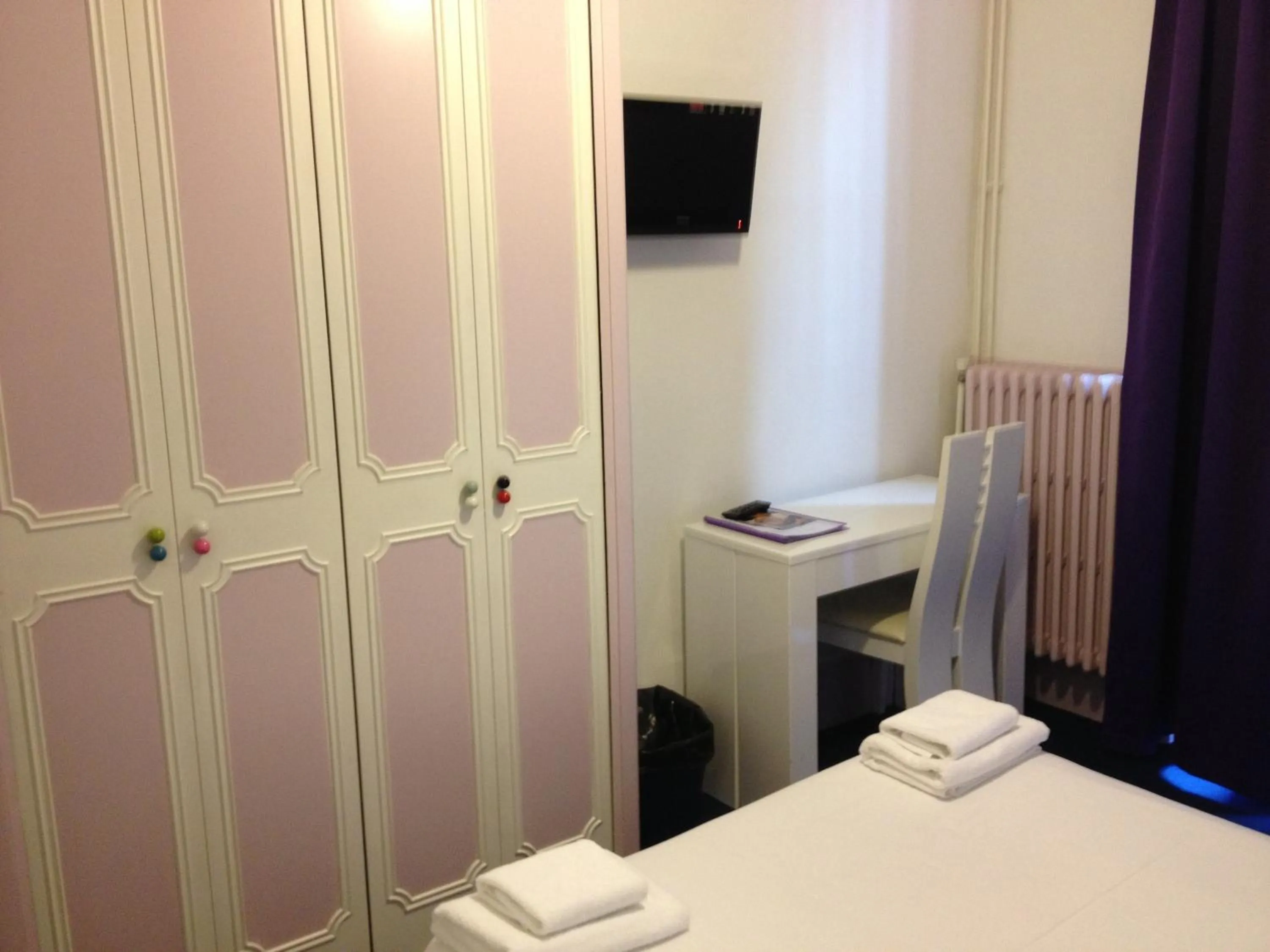 TV and multimedia, Bed in Hotel Couleurs Sud Centre-ville Gare Charleville-Mézières