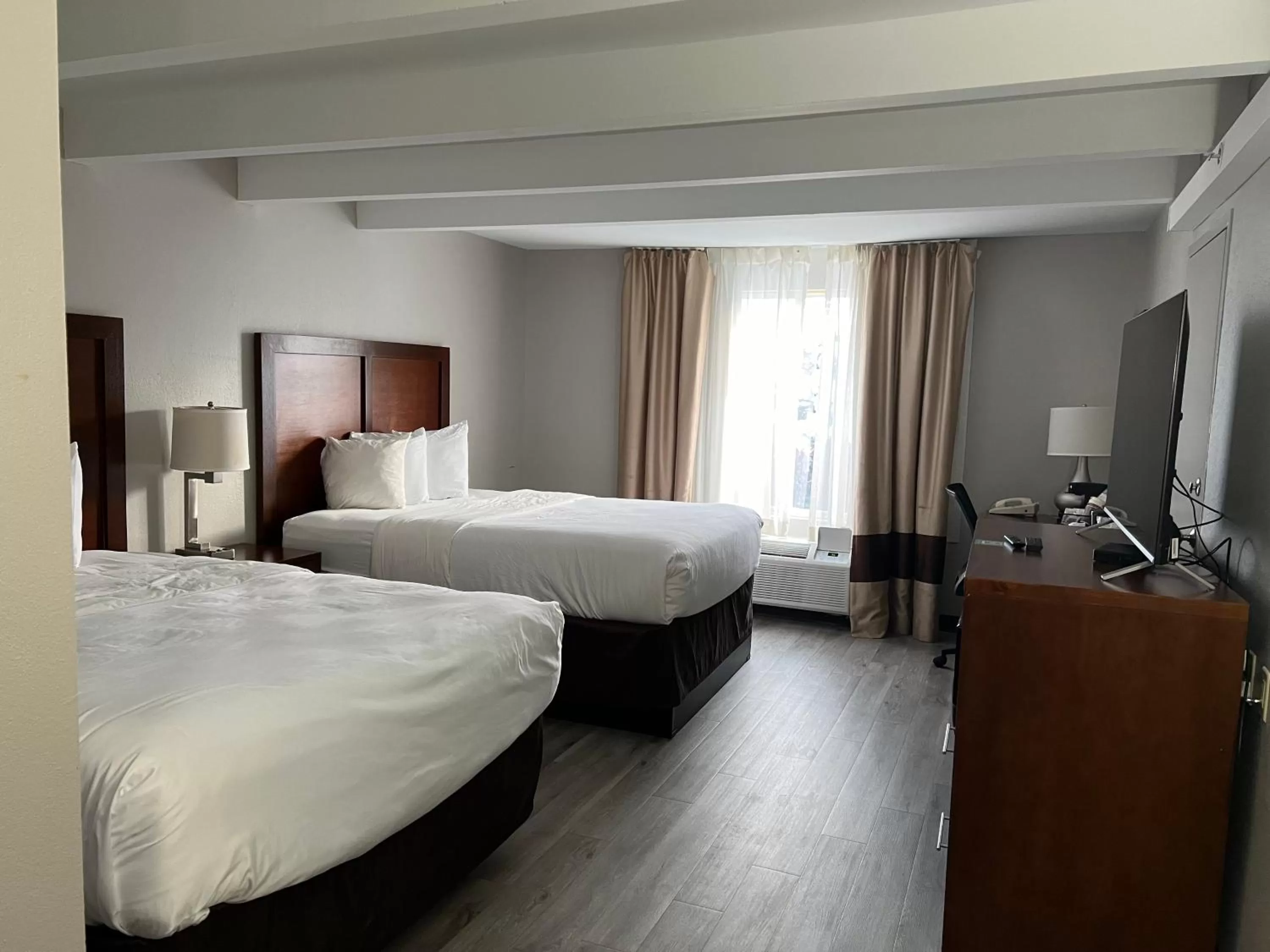 Bedroom, Bed in Country Inn & Suites by Radisson, Battle Creek, MI