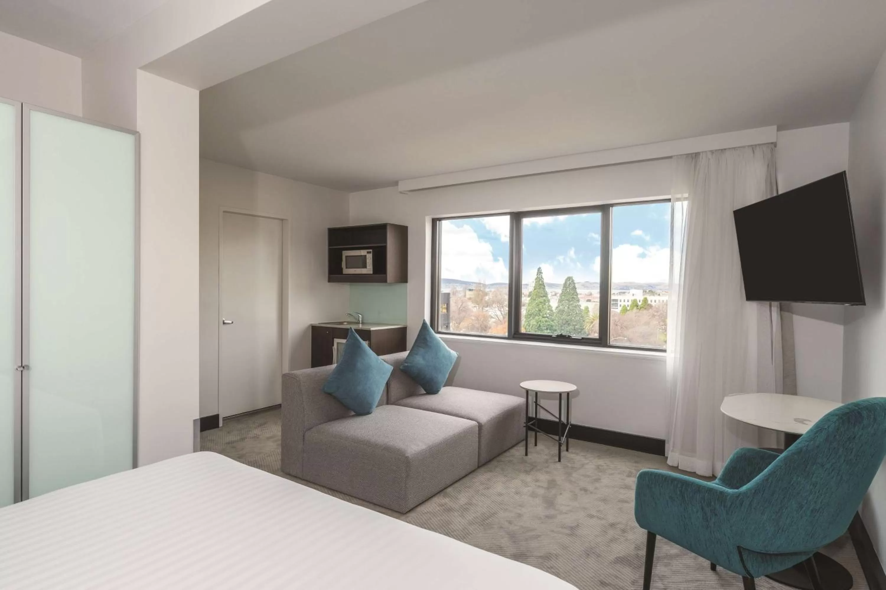 Seating area, Bed in Travelodge Hotel Hobart