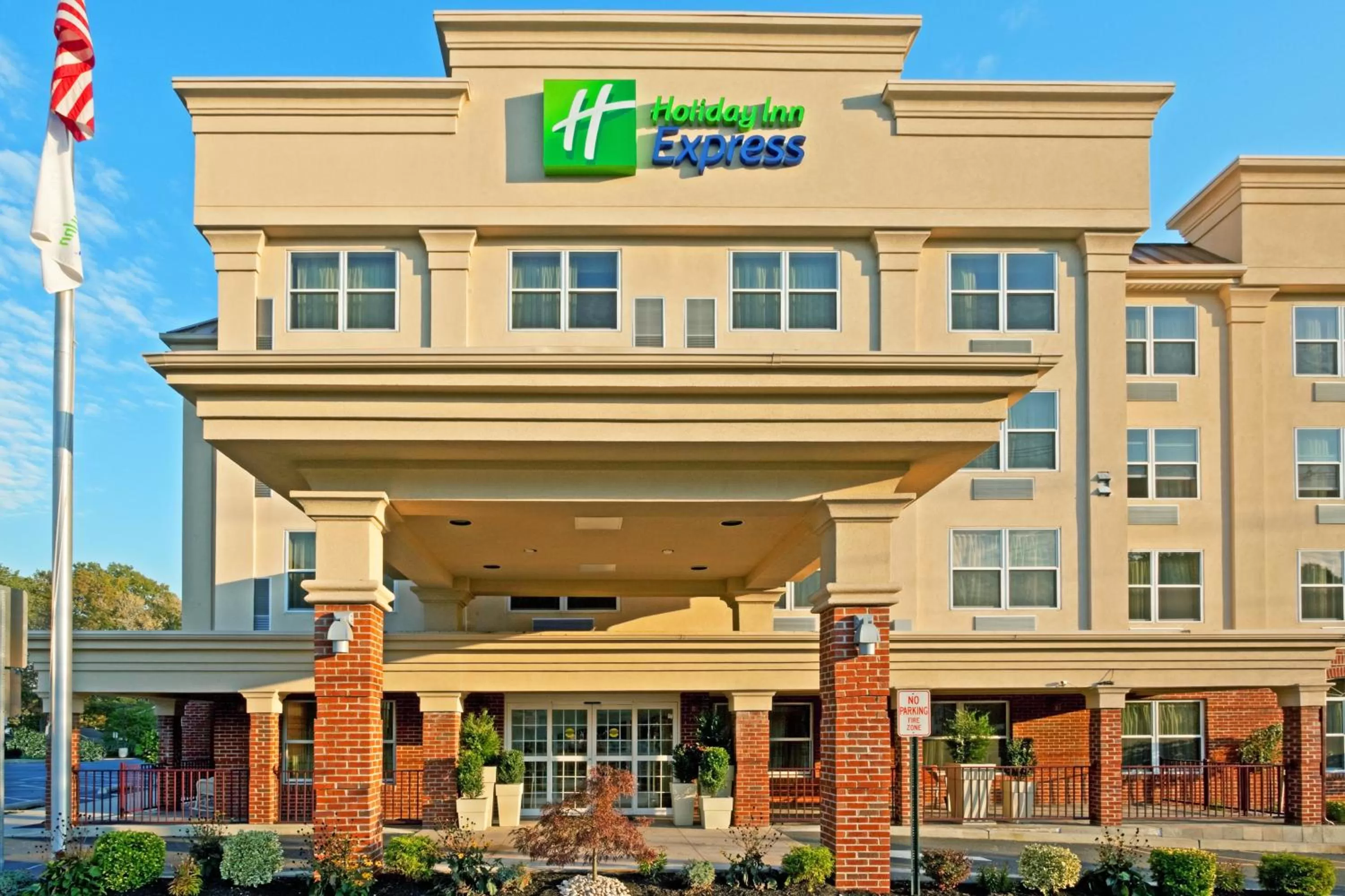 Property building in Holiday Inn Express Woodbridge by IHG