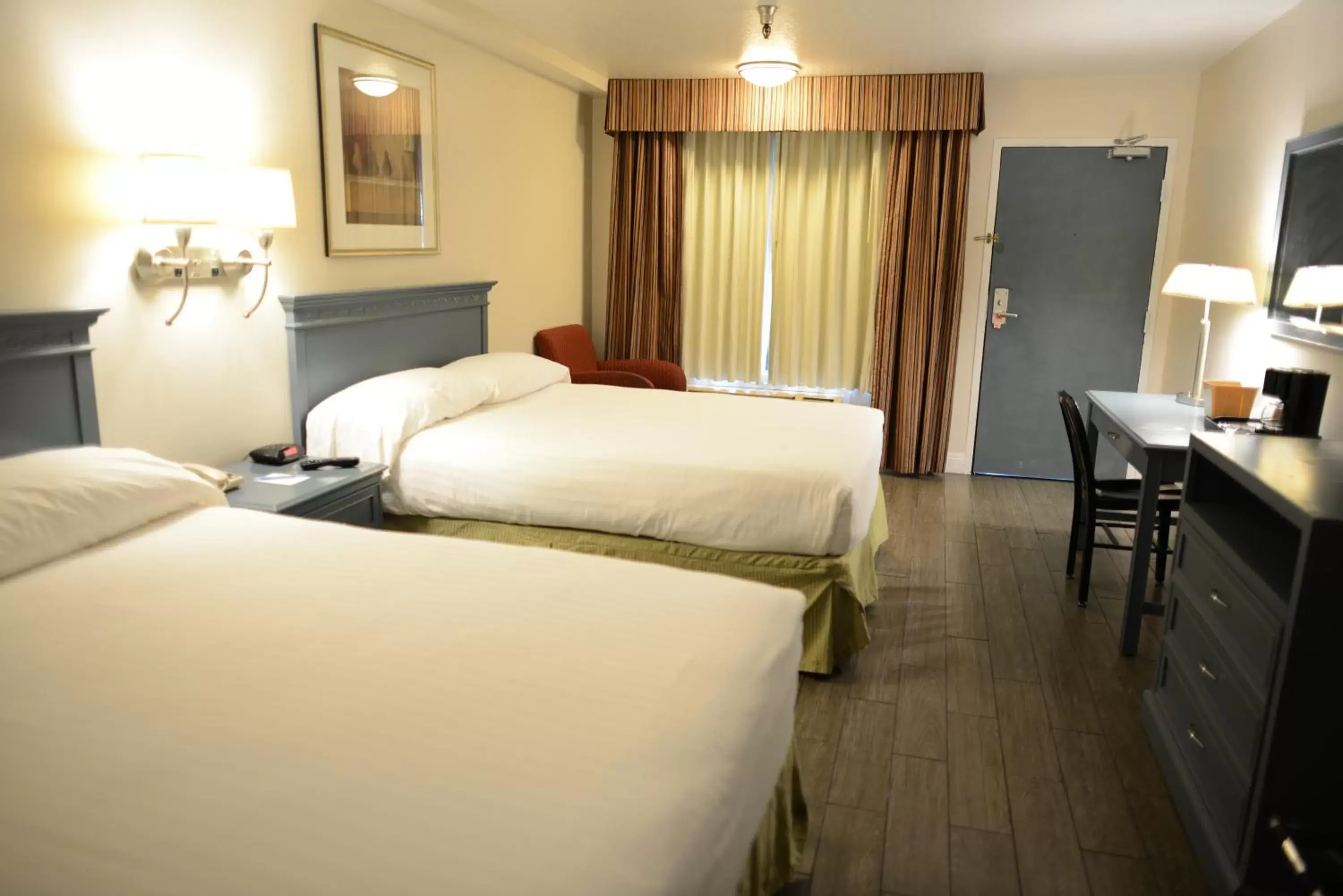 Queen Room with Two Queen Beds in Hotel Le Reve Pasadena Queen Room with Two Queen Beds in Hotel Le Reve Pasadena