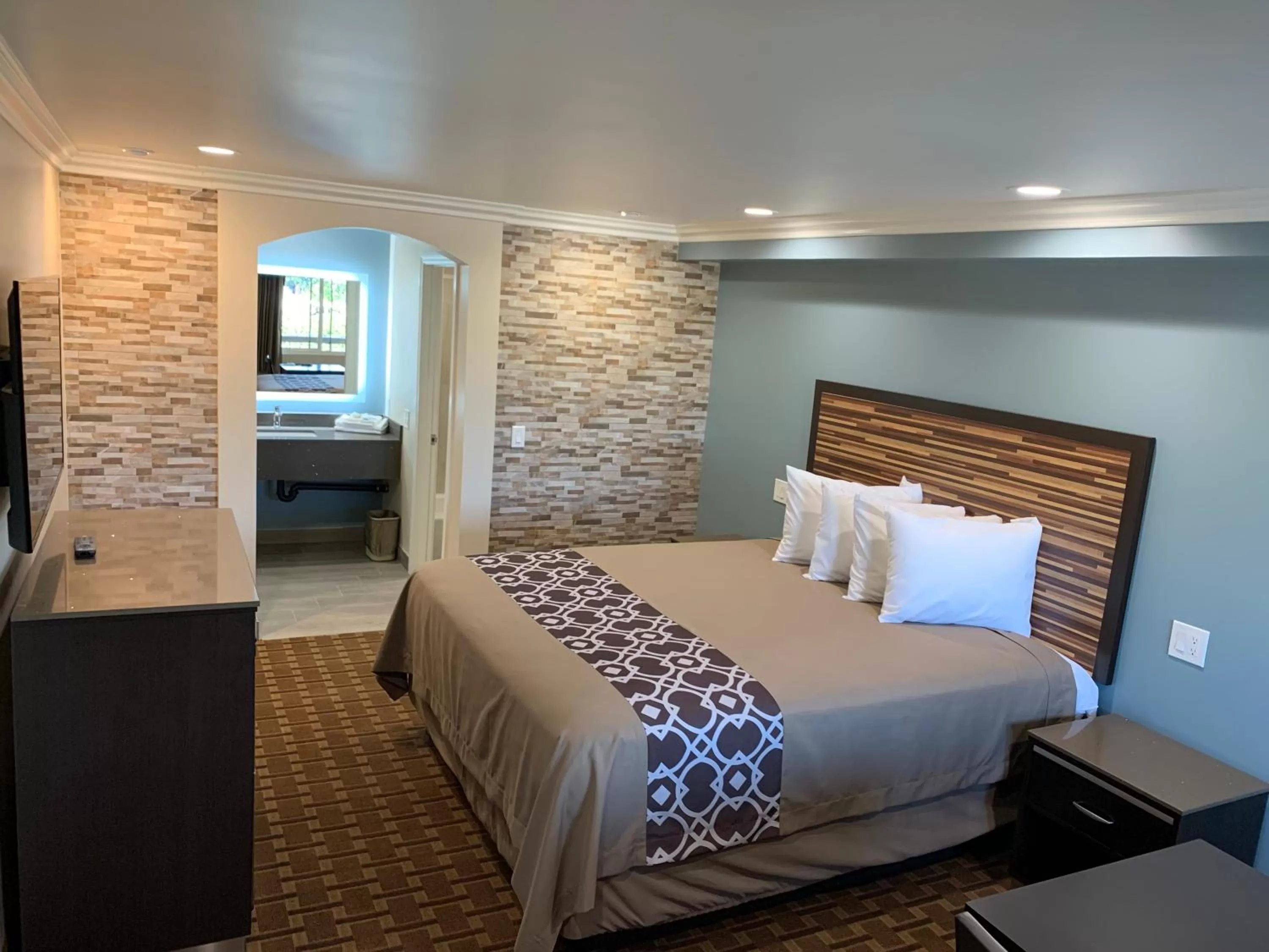 Bed in Industry Inn & Suites