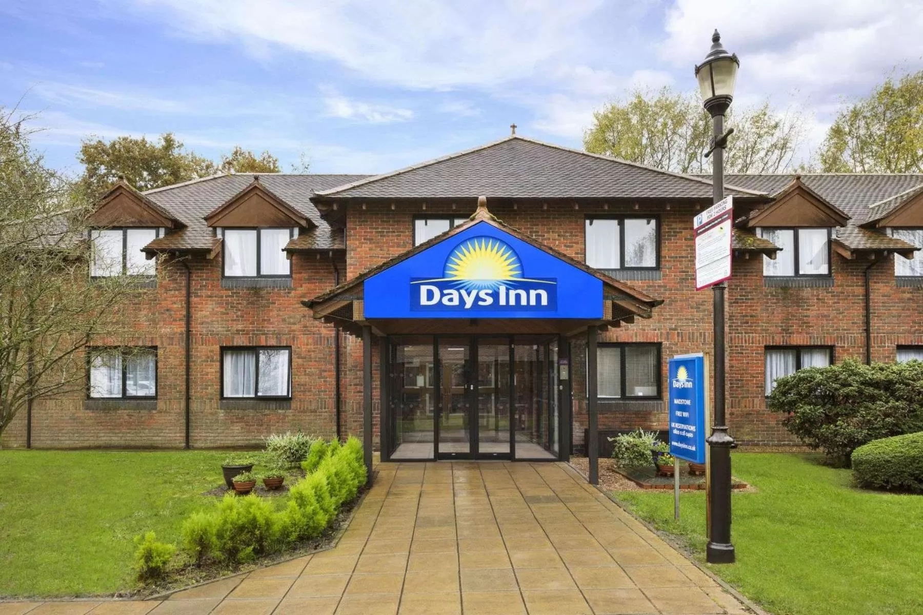Facade/entrance in Days Inn Maidstone