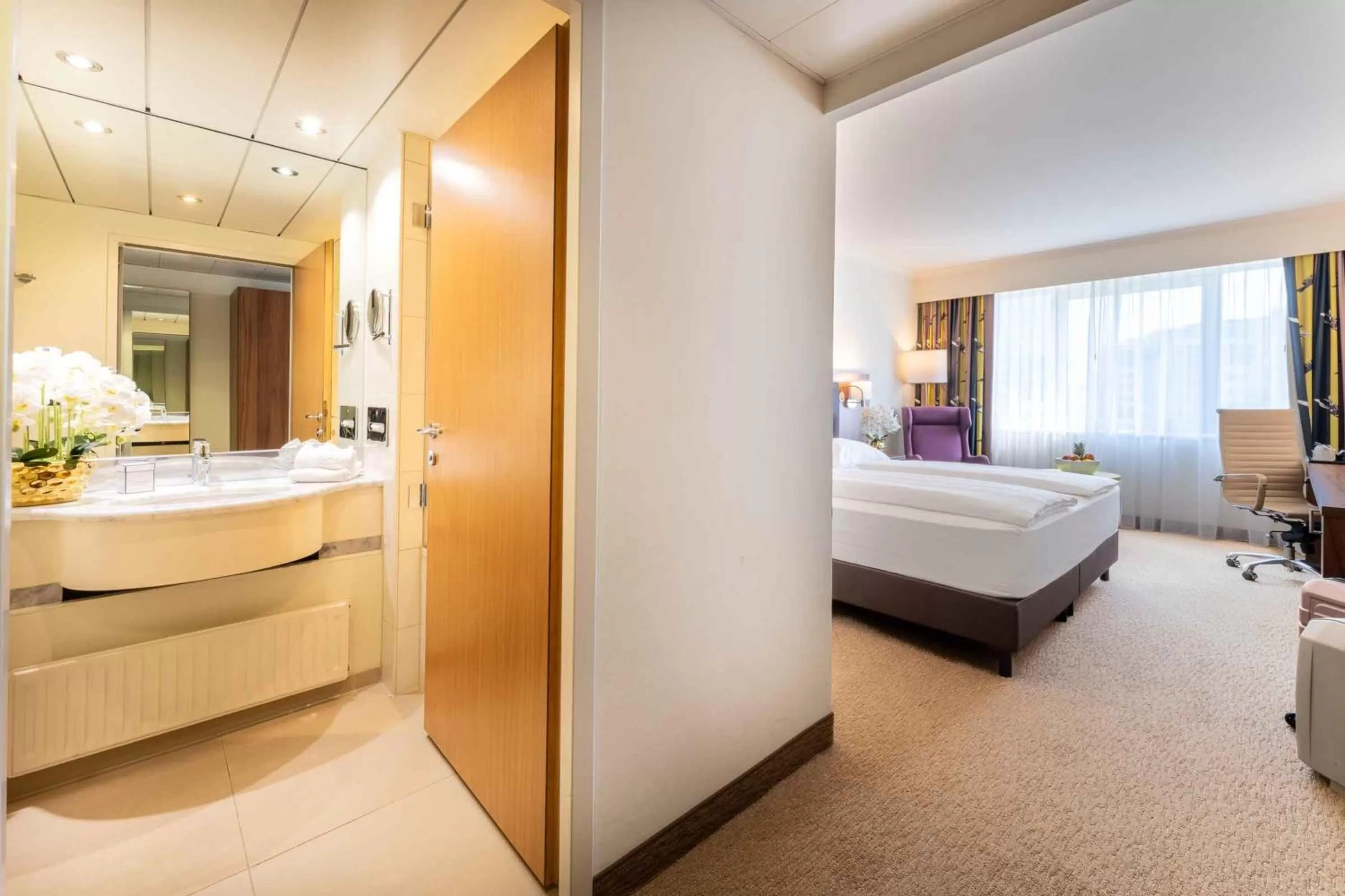 Photo of the whole room, Bed in PLAZA Premium Wien