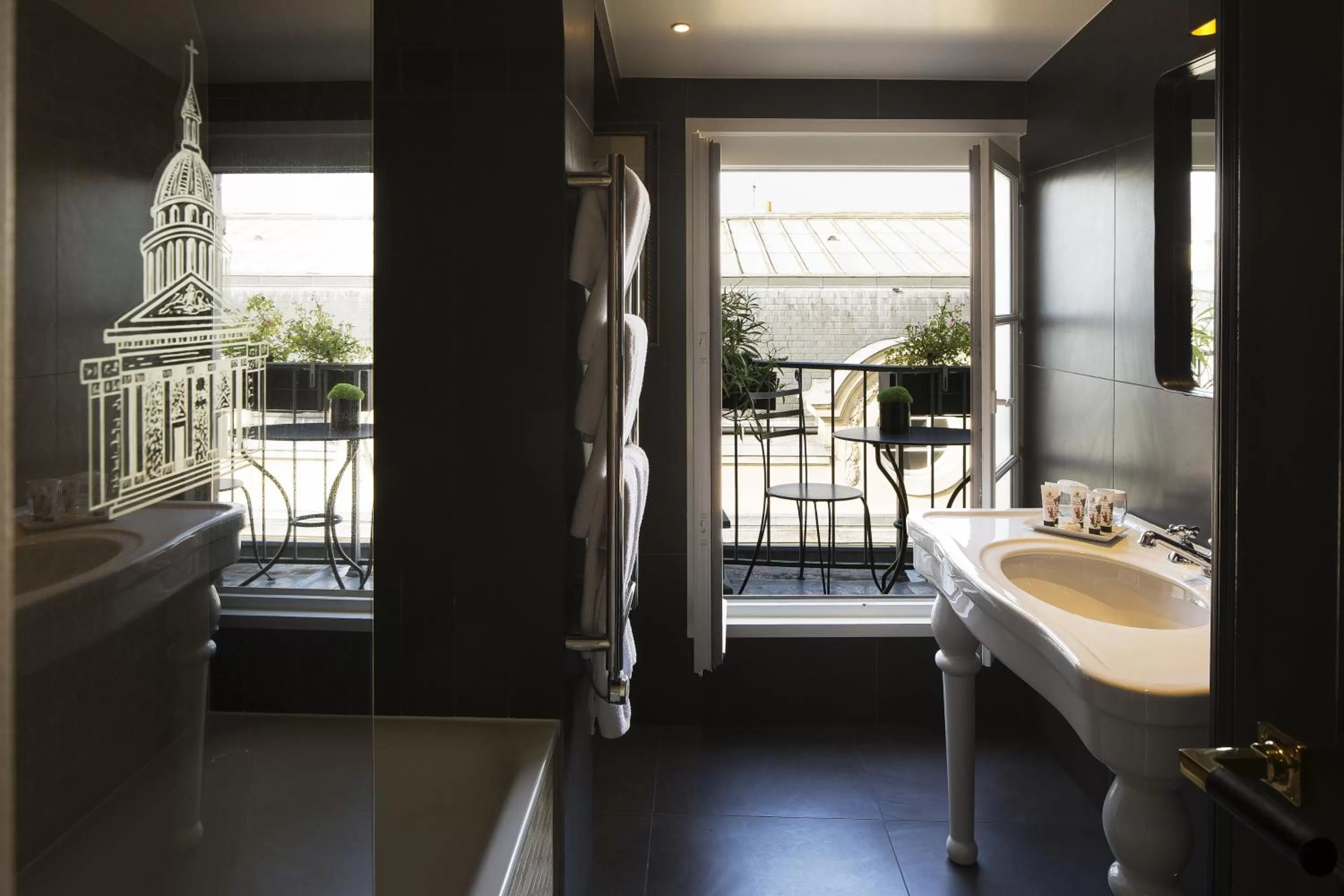 Bathroom in Hôtel Les Dames du Panthéon