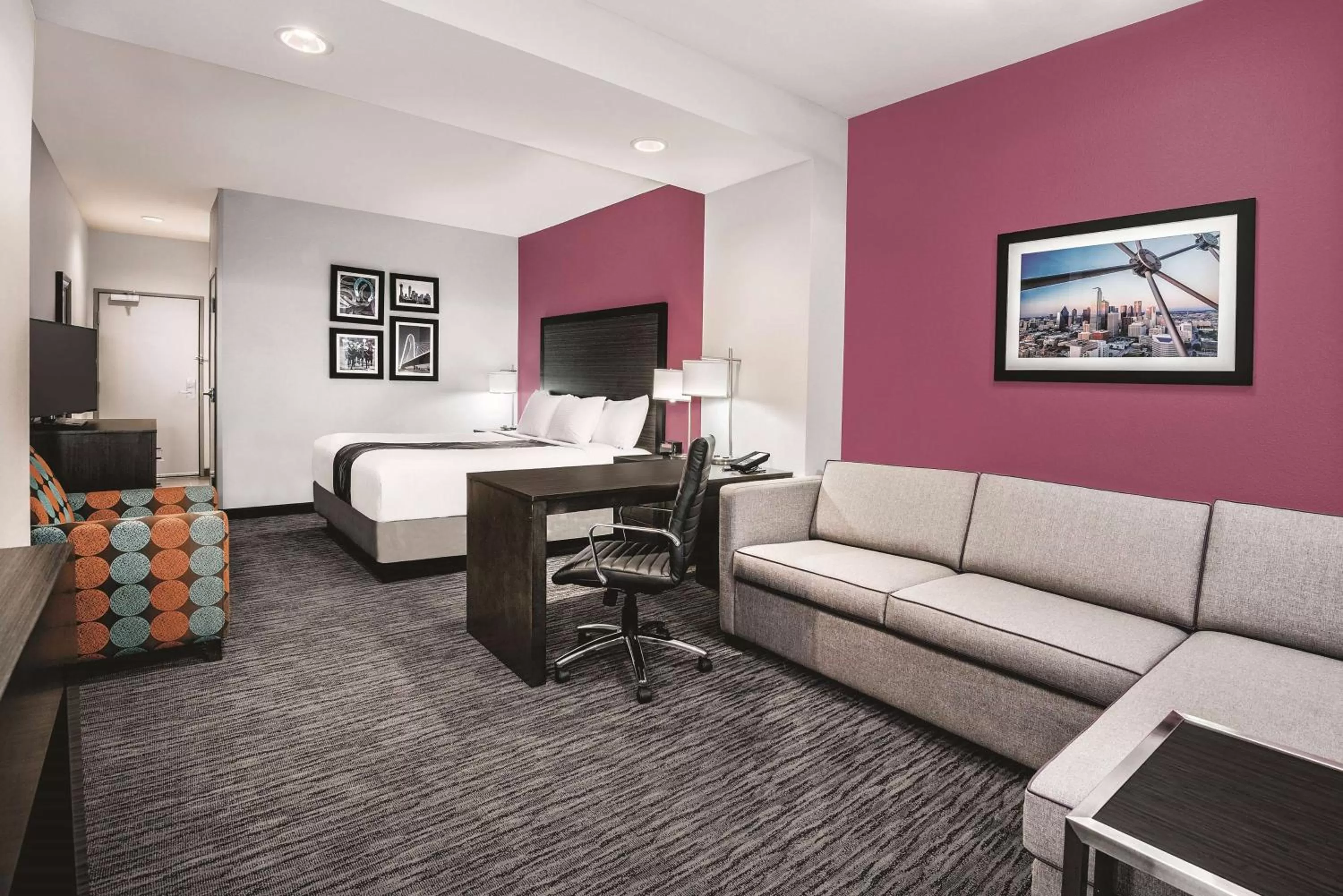 Photo of the whole room, Bed in La Quinta by Wyndham Dallas Grand Prairie North