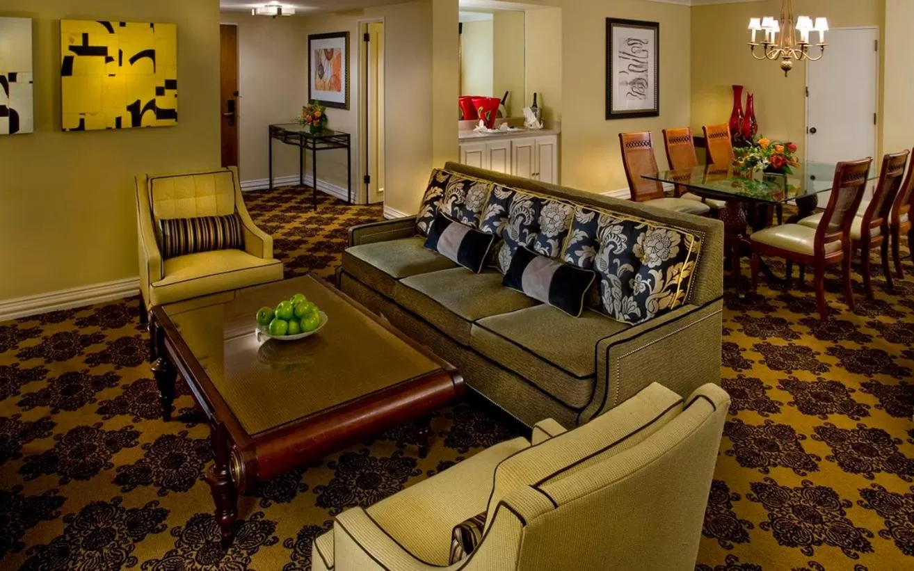 Living room in Omni Houston Hotel