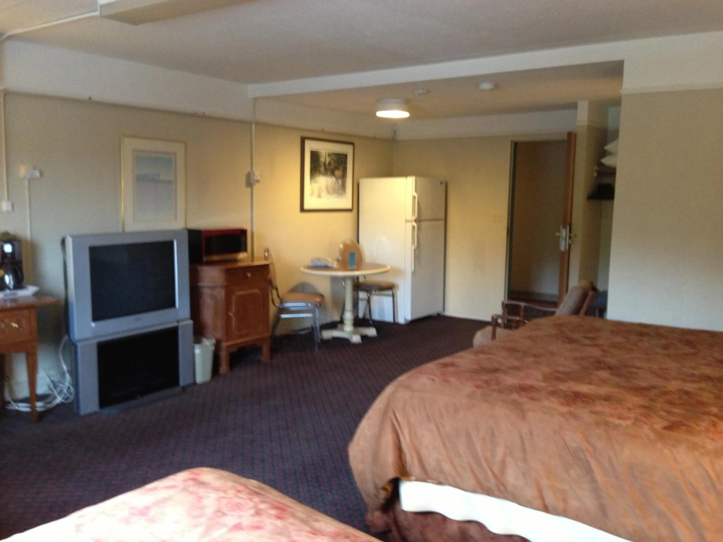 Photo of the whole room, Bed in Moby Dick Inn