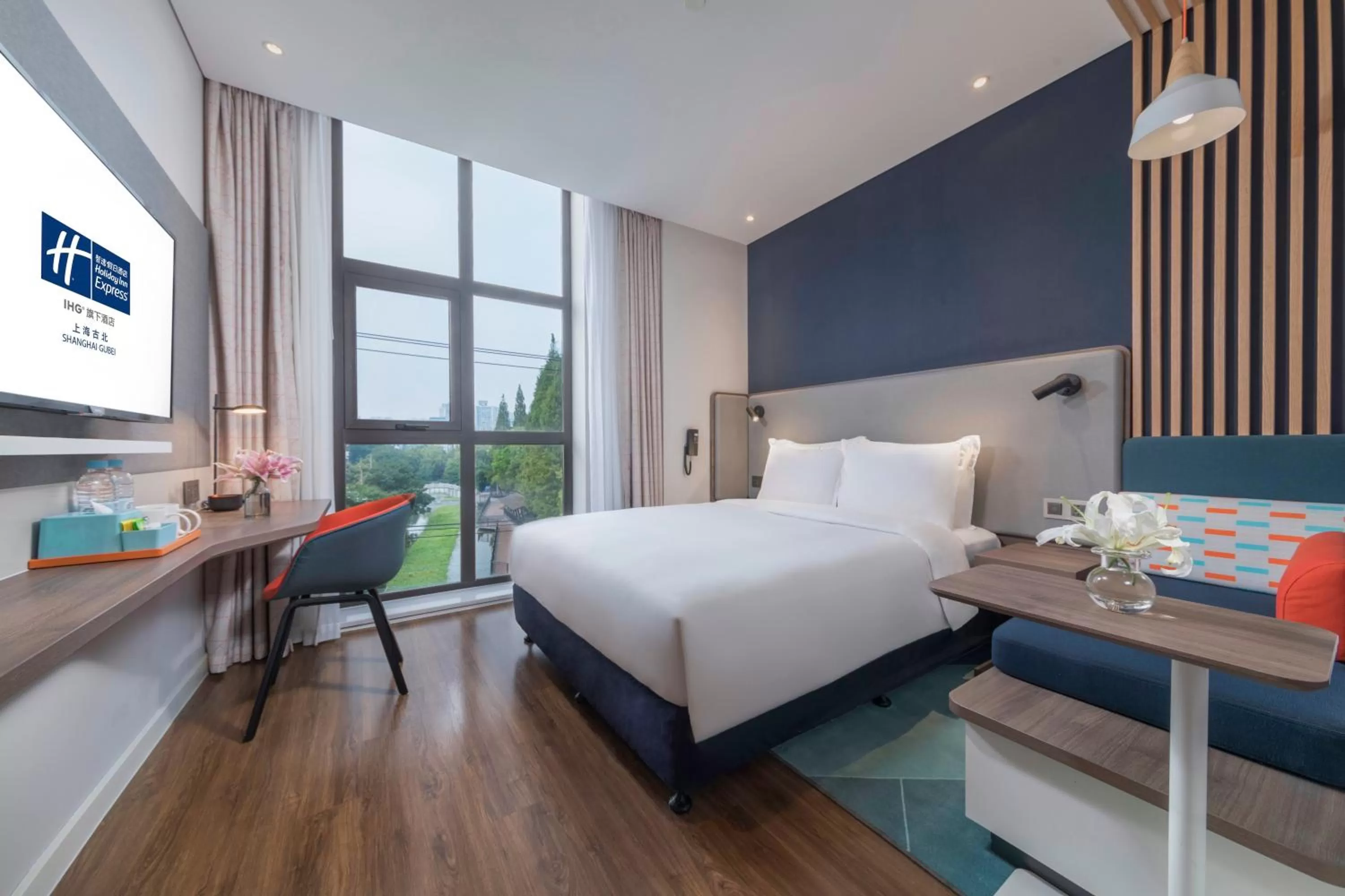Property building, Bed in Holiday Inn Express Shanghai Gubei by IHG