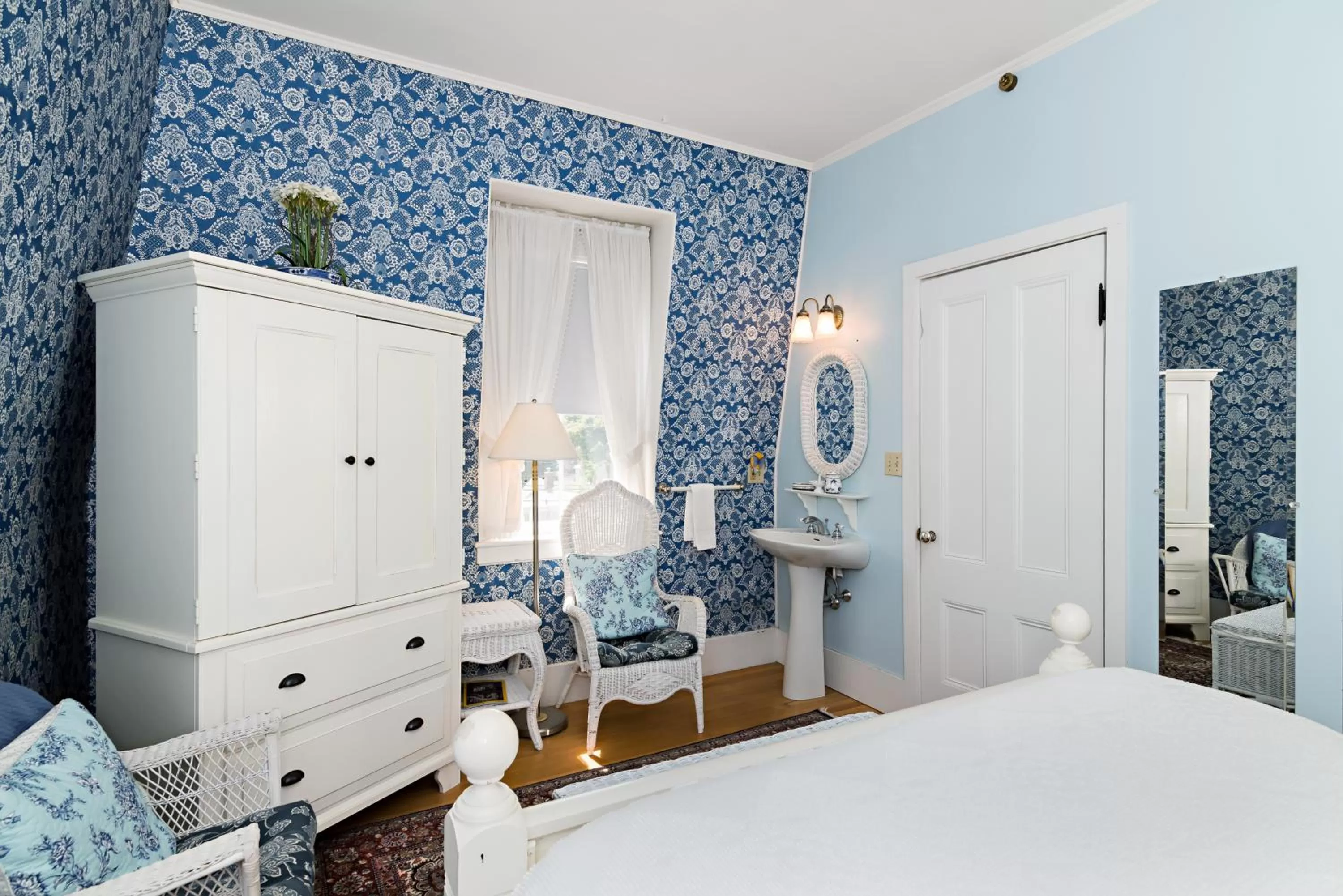 Photo of the whole room, Bed in Silver Fountain Inn