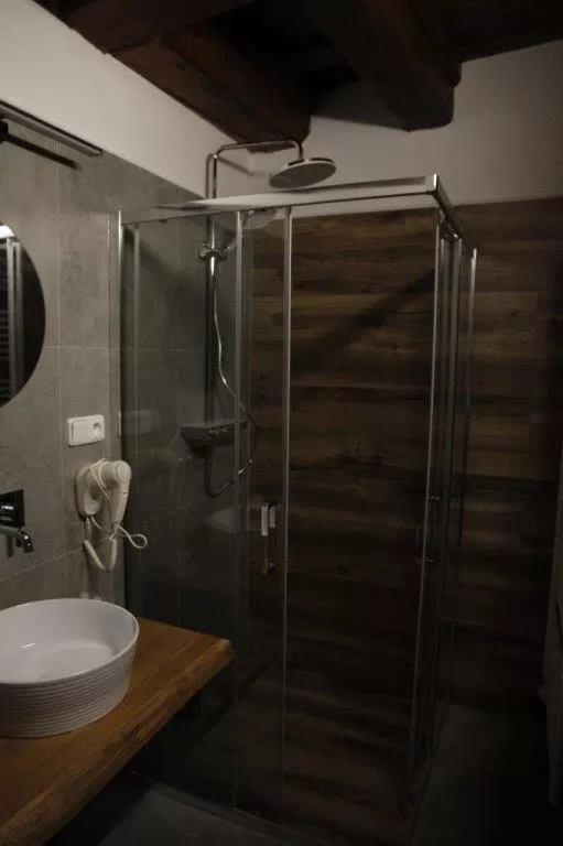 Shower in Hotel Svambersky dum