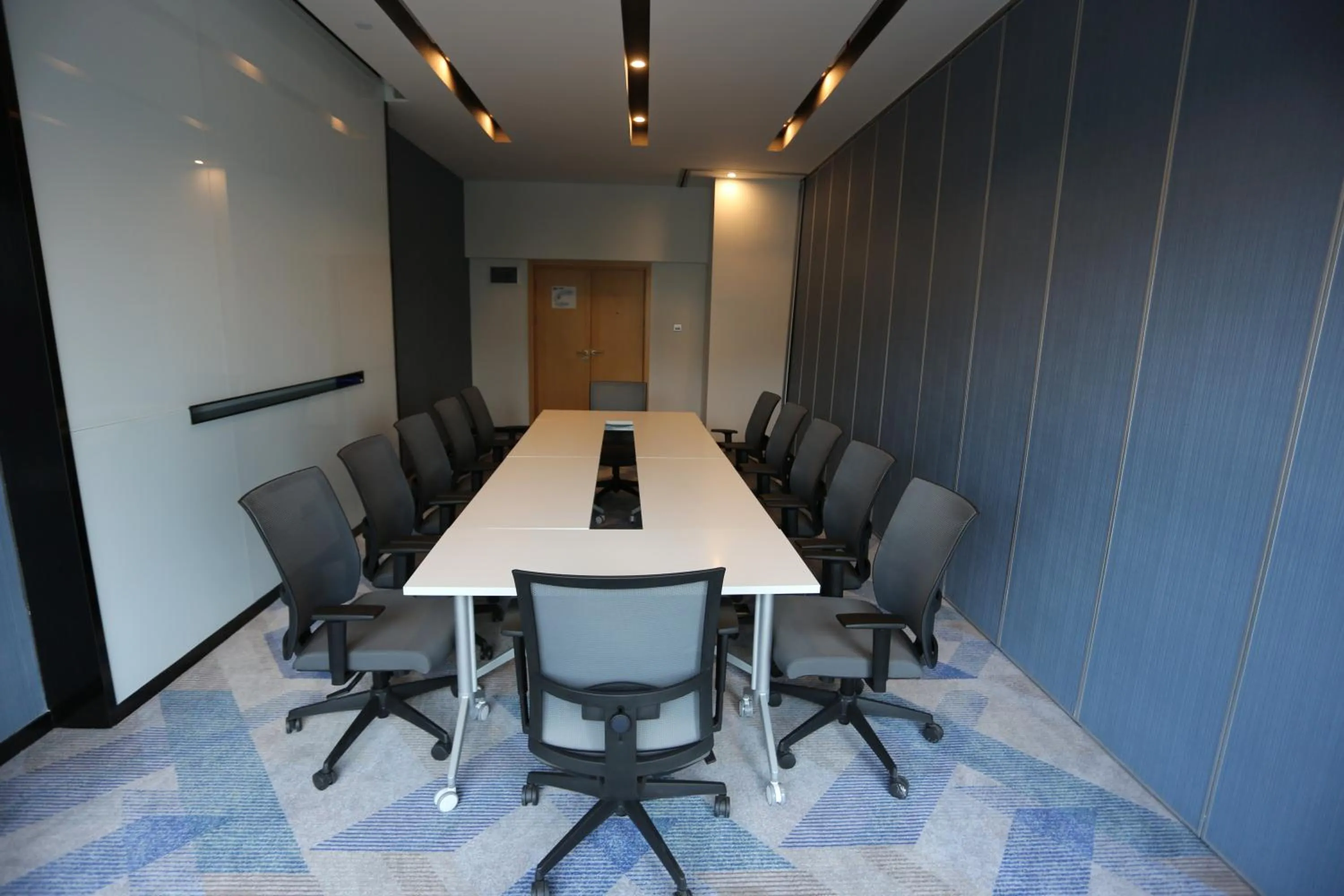 Meeting/conference room in Holiday Inn Express - Wuhan Optical Valley by IHG