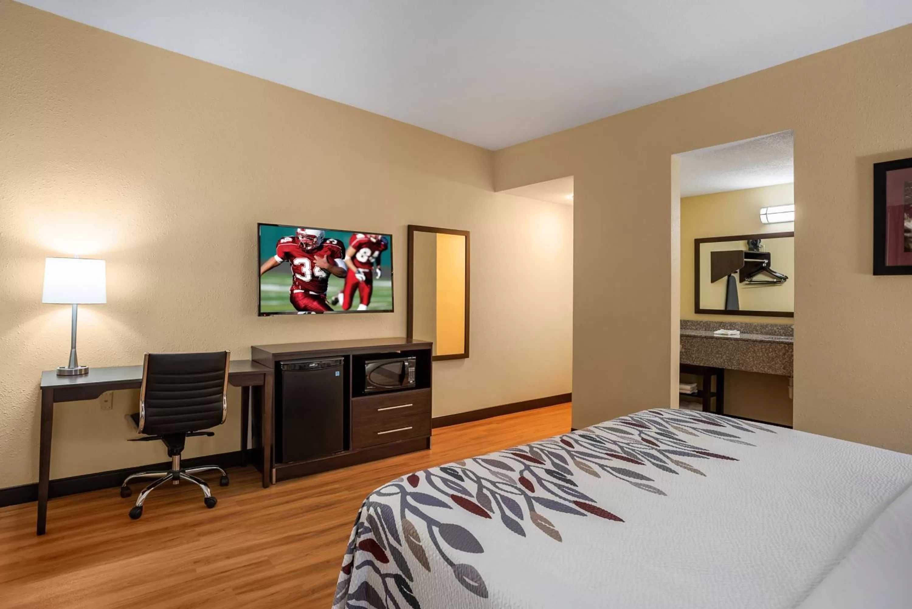 Photo of the whole room, Bed in Red Roof Inn Des Moines