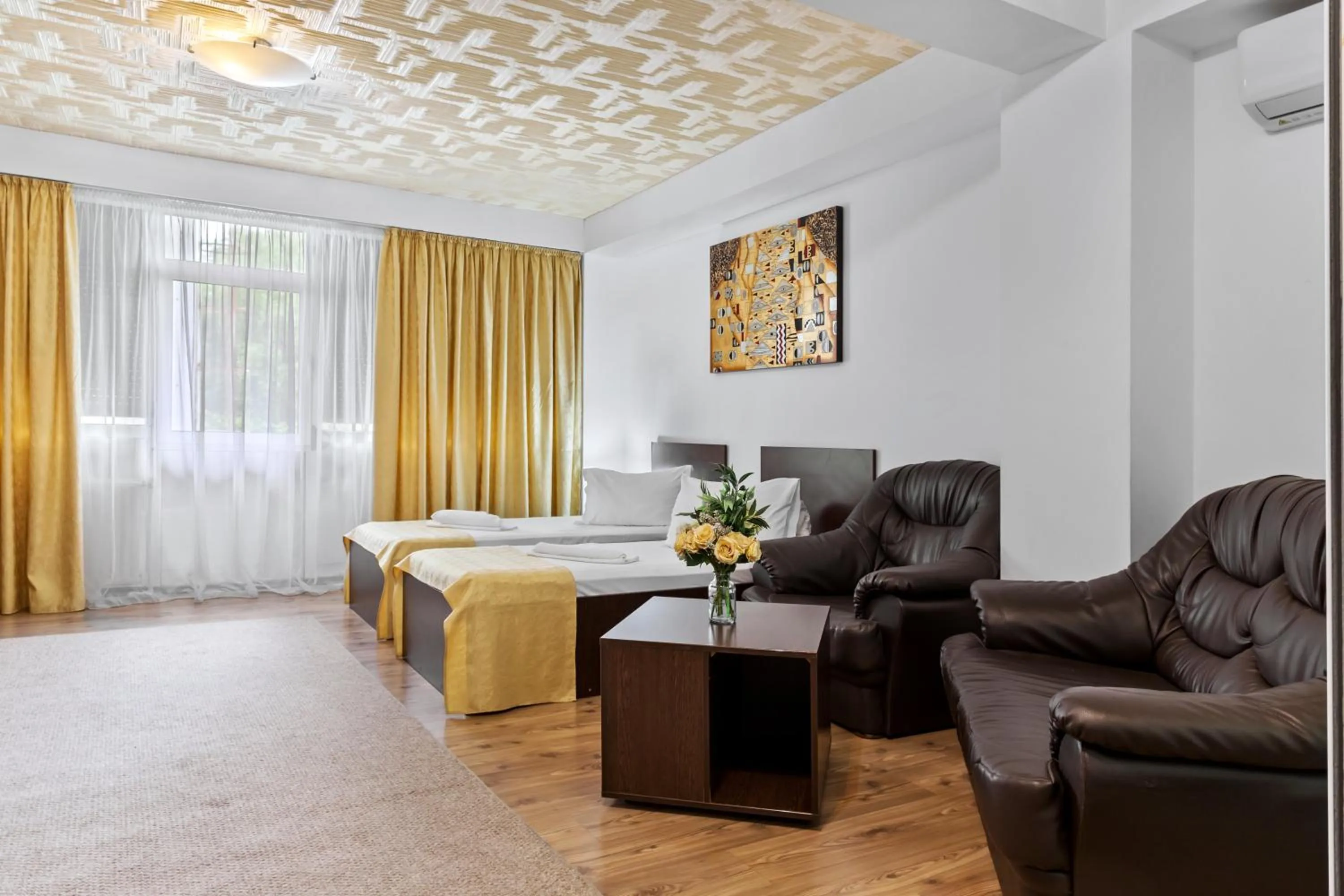 Seating area, Bed in Hotel Charter Otopeni