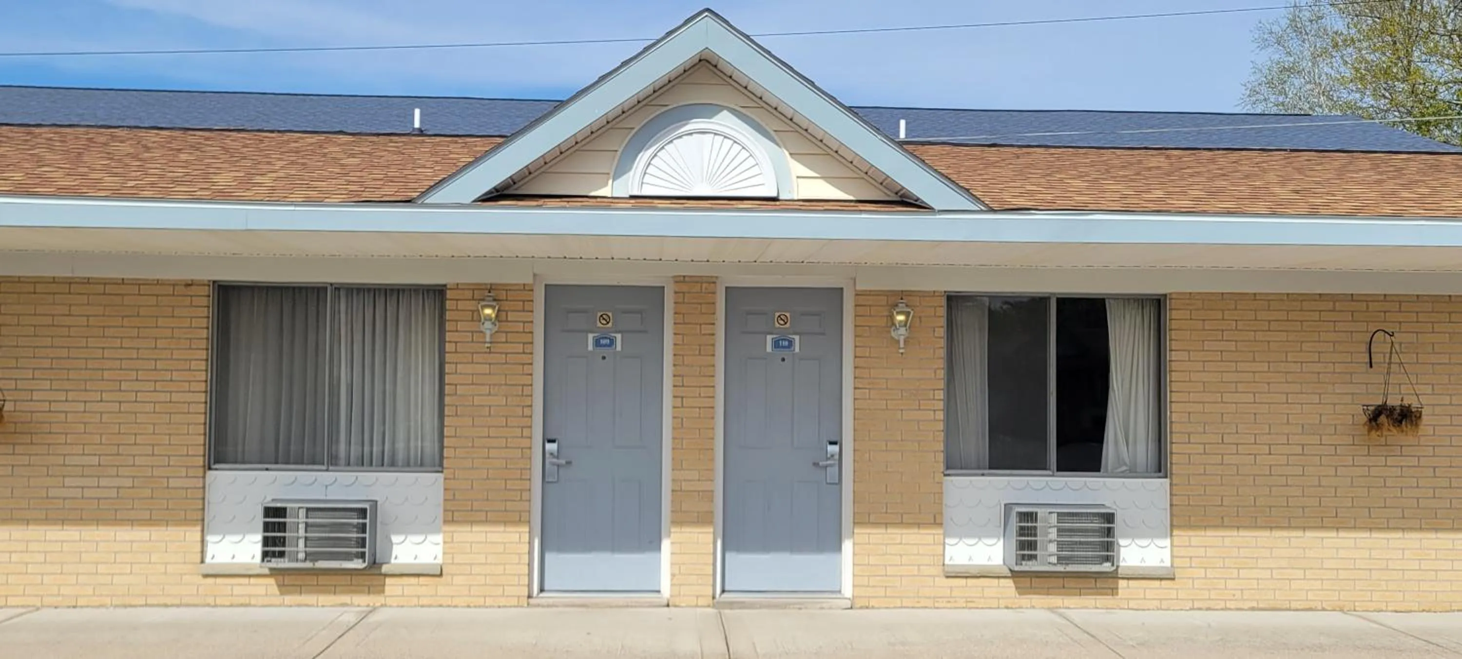 Property building in Thunderbird Inn of Mackinaw City