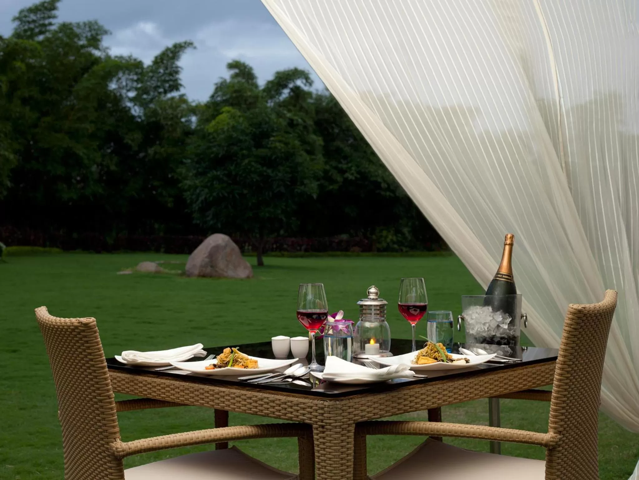 Restaurant/places to eat in Novotel Hyderabad Convention Centre