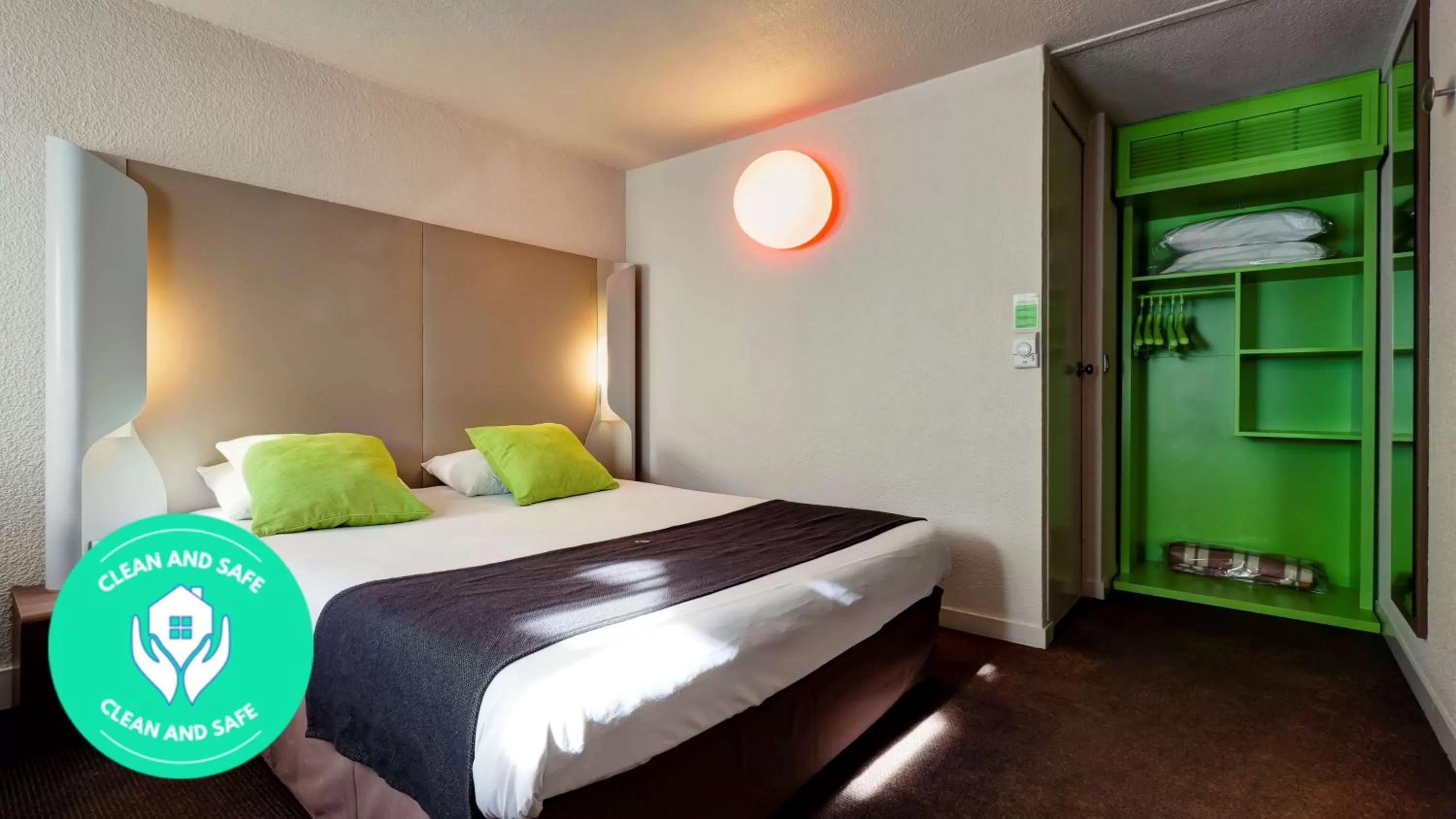 Shower, Bed in Campanile Genève - Ferney-Voltaire