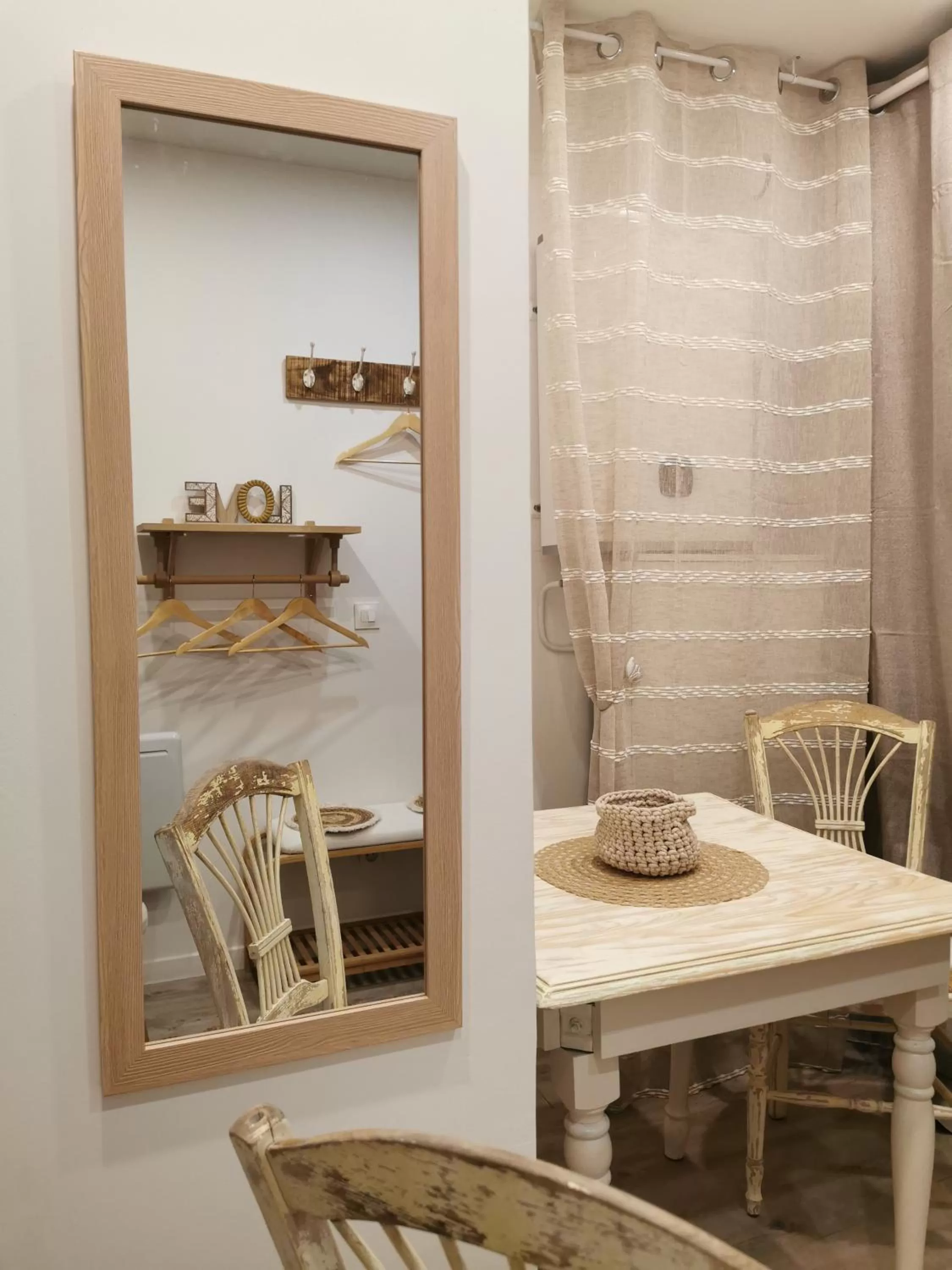 Dining area, Bathroom in Au Poème du Chêne
