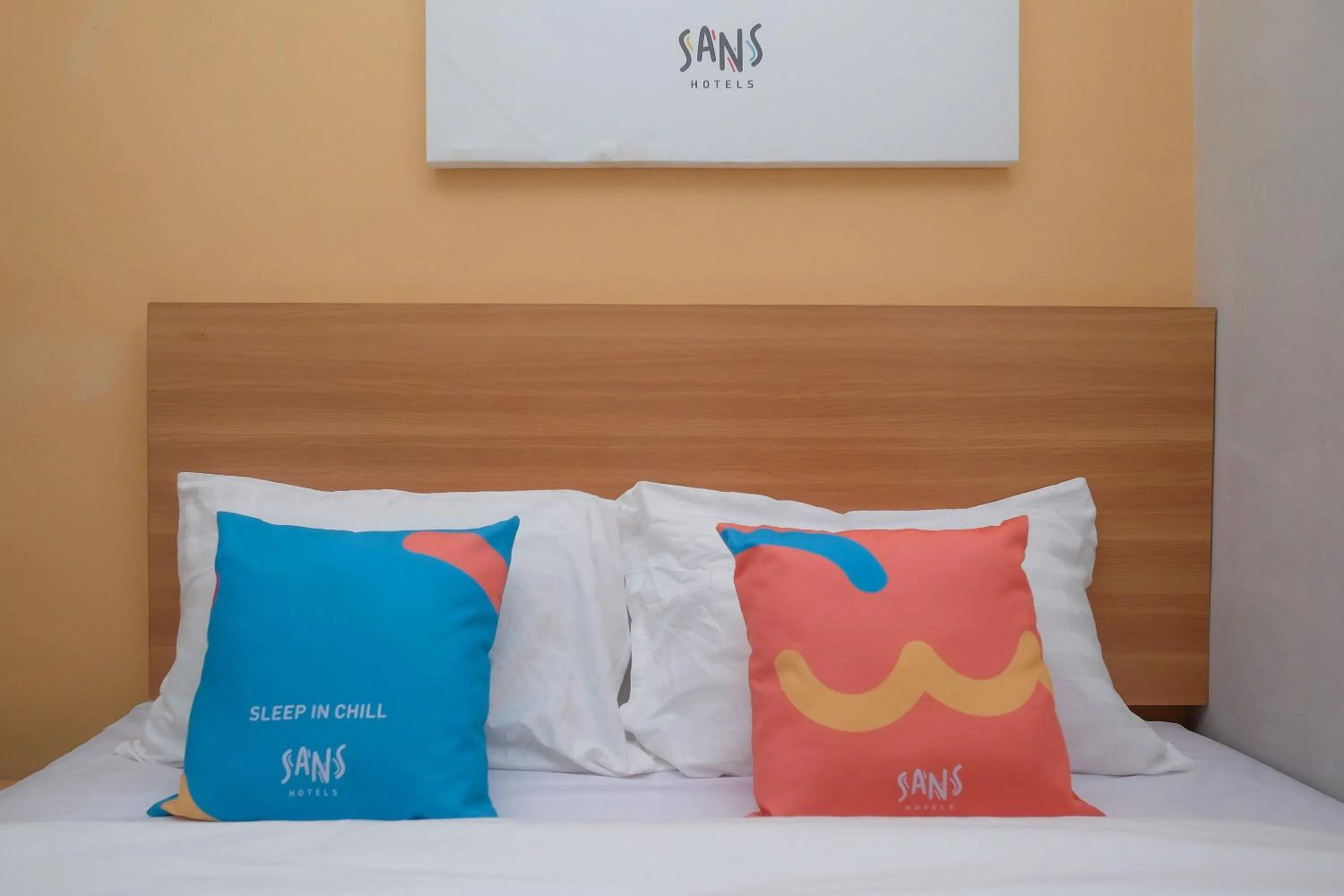 Bedroom in Sans Hotel Tiga Putri Semarang by RedDoorz