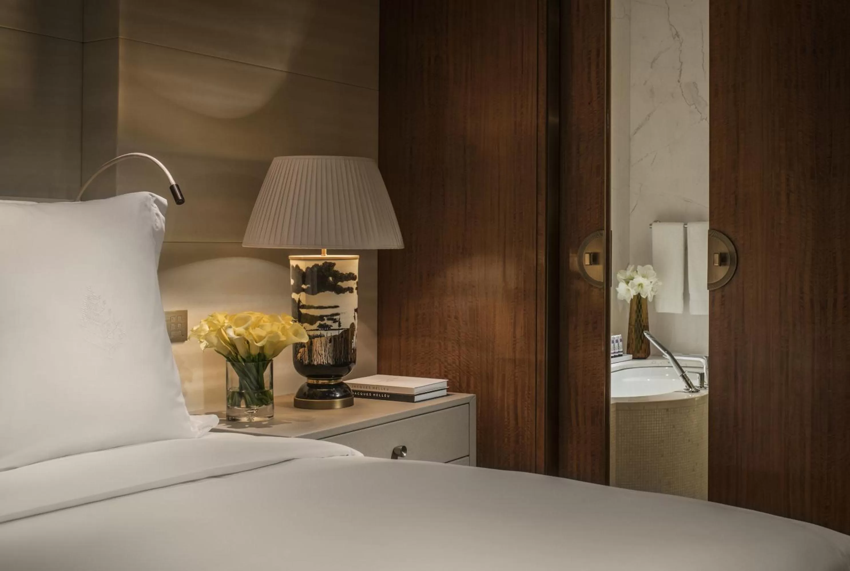 Toilet, Bed in Four Seasons Hotel Tianjin