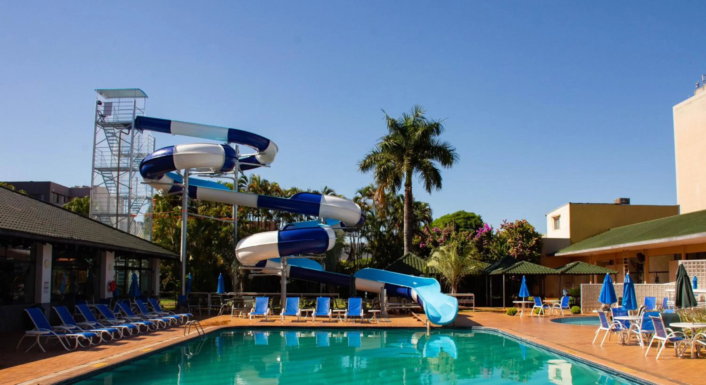 Swimming pool in Hotel Golden Park Internacional Foz & Convenções By Nacional Inn