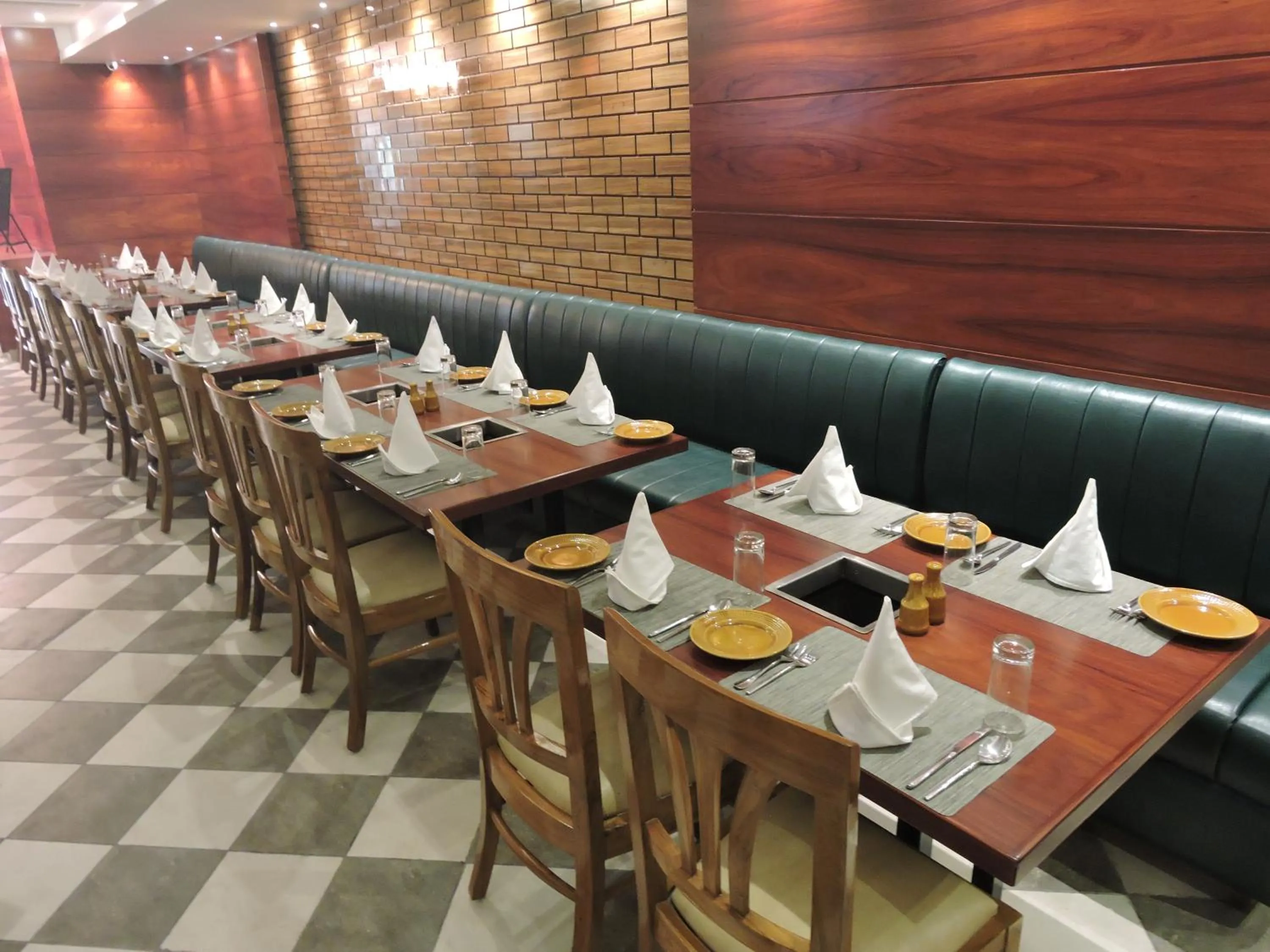 Restaurant/places to eat in Hotel Ascent Biz