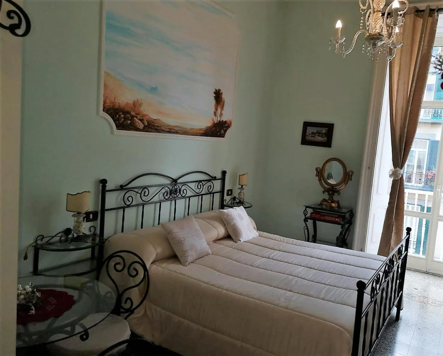 Decorative detail, Bed in B&B Art Suite Principe Umberto