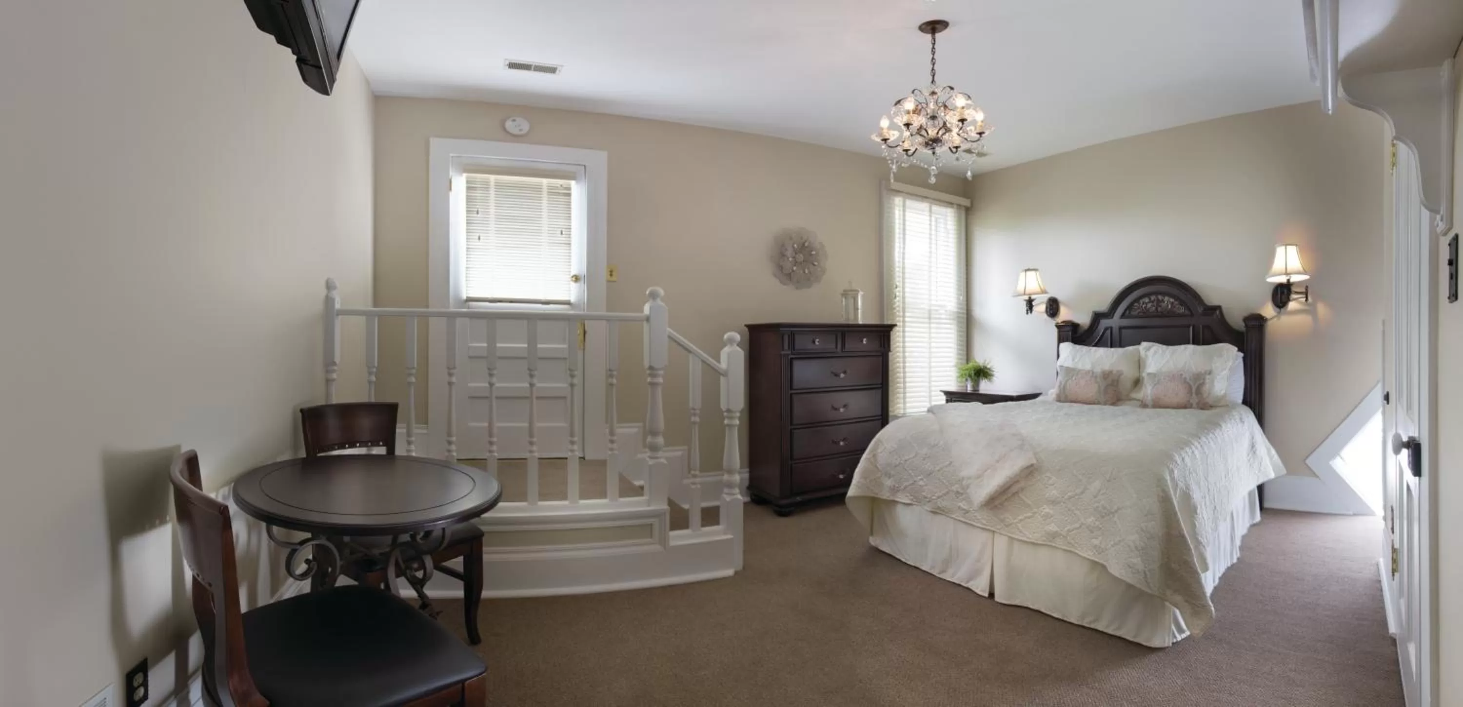 Photo of the whole room, Bed in Grant Street Inn - Bloomington