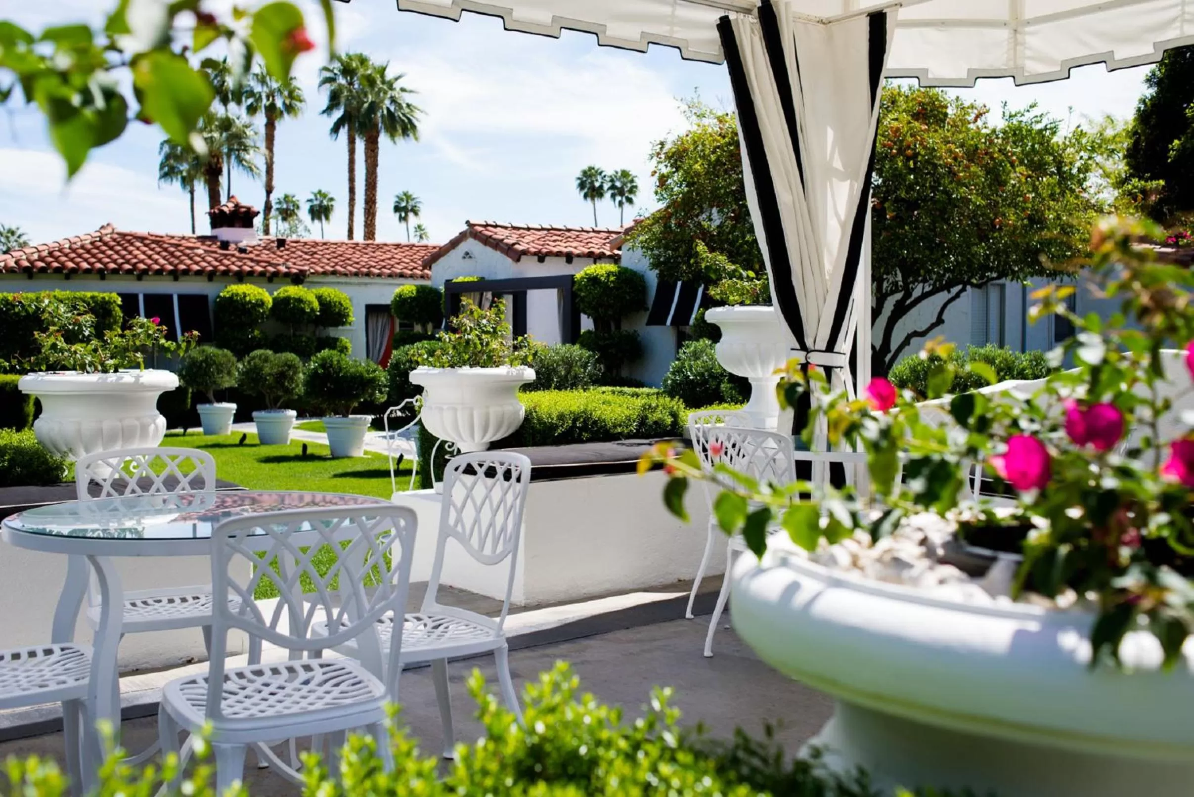 Garden in Avalon Hotel & Bungalows Palm Springs, a Member of Design Hotels