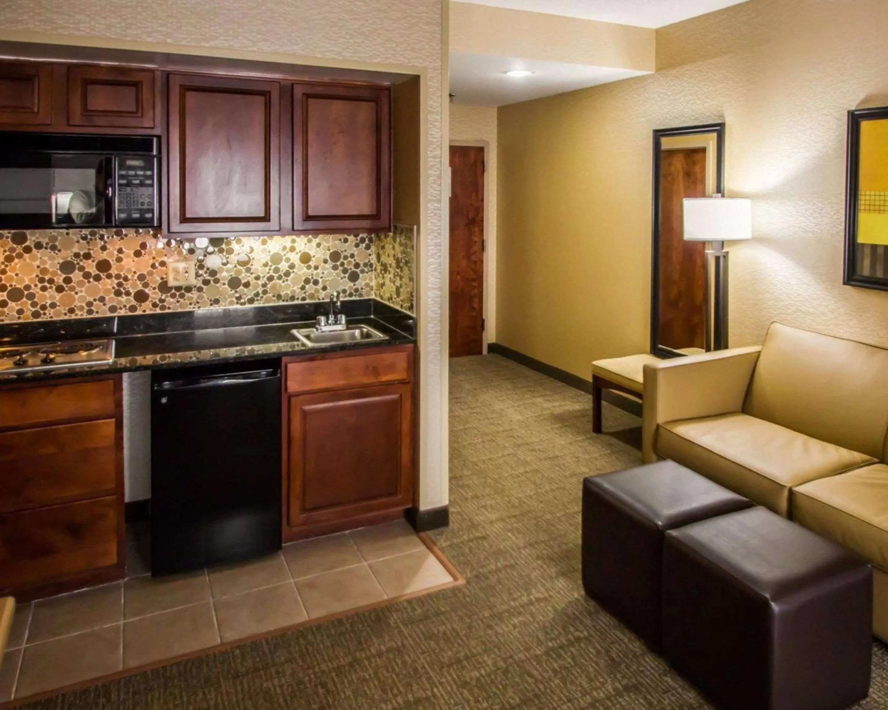 Photo of the whole room in Quality Suites NYC Gateway