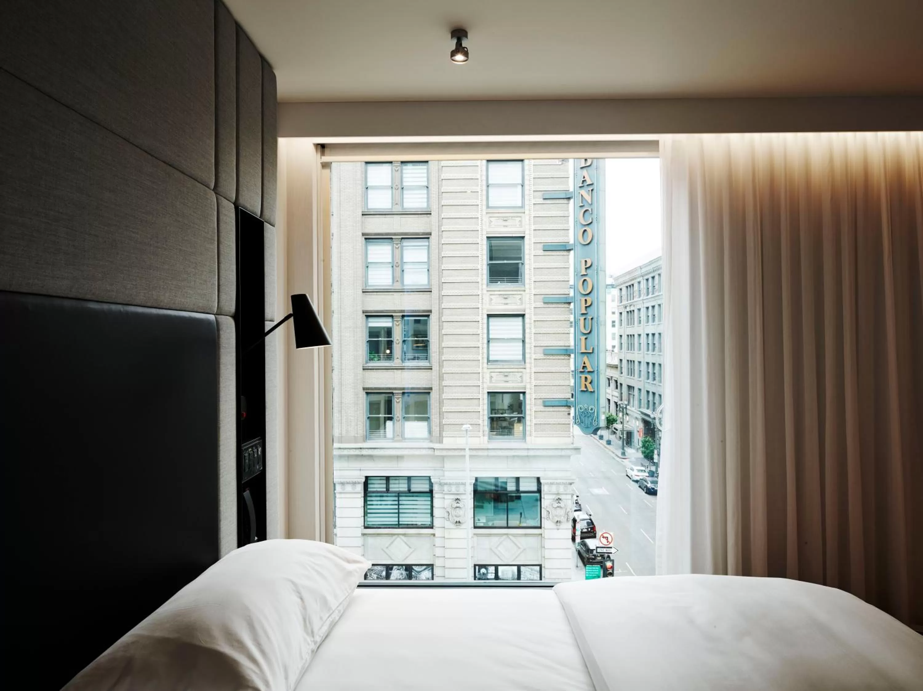 Photo of the whole room, Bed in citizenM Los Angeles Downtown