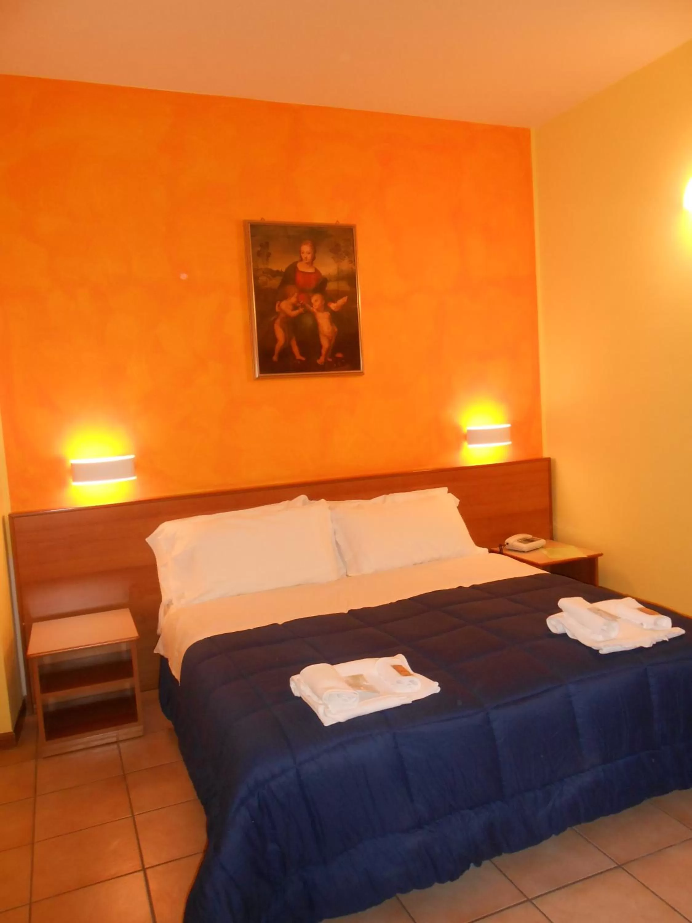 Bedroom, Bed in Hotel Pellegrino E Pace