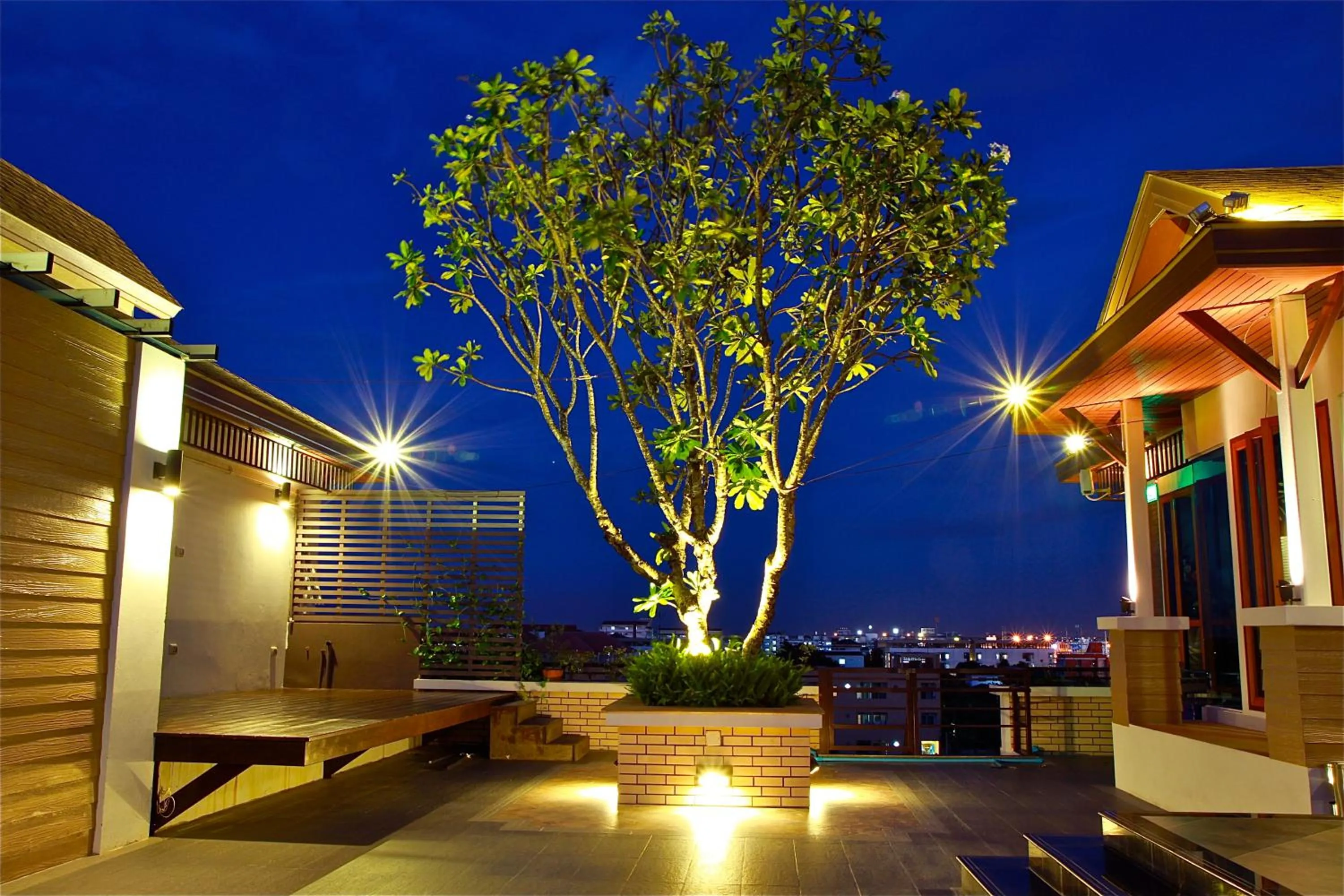 Restaurant/places to eat in Suvarnabhumi Suite Hotel