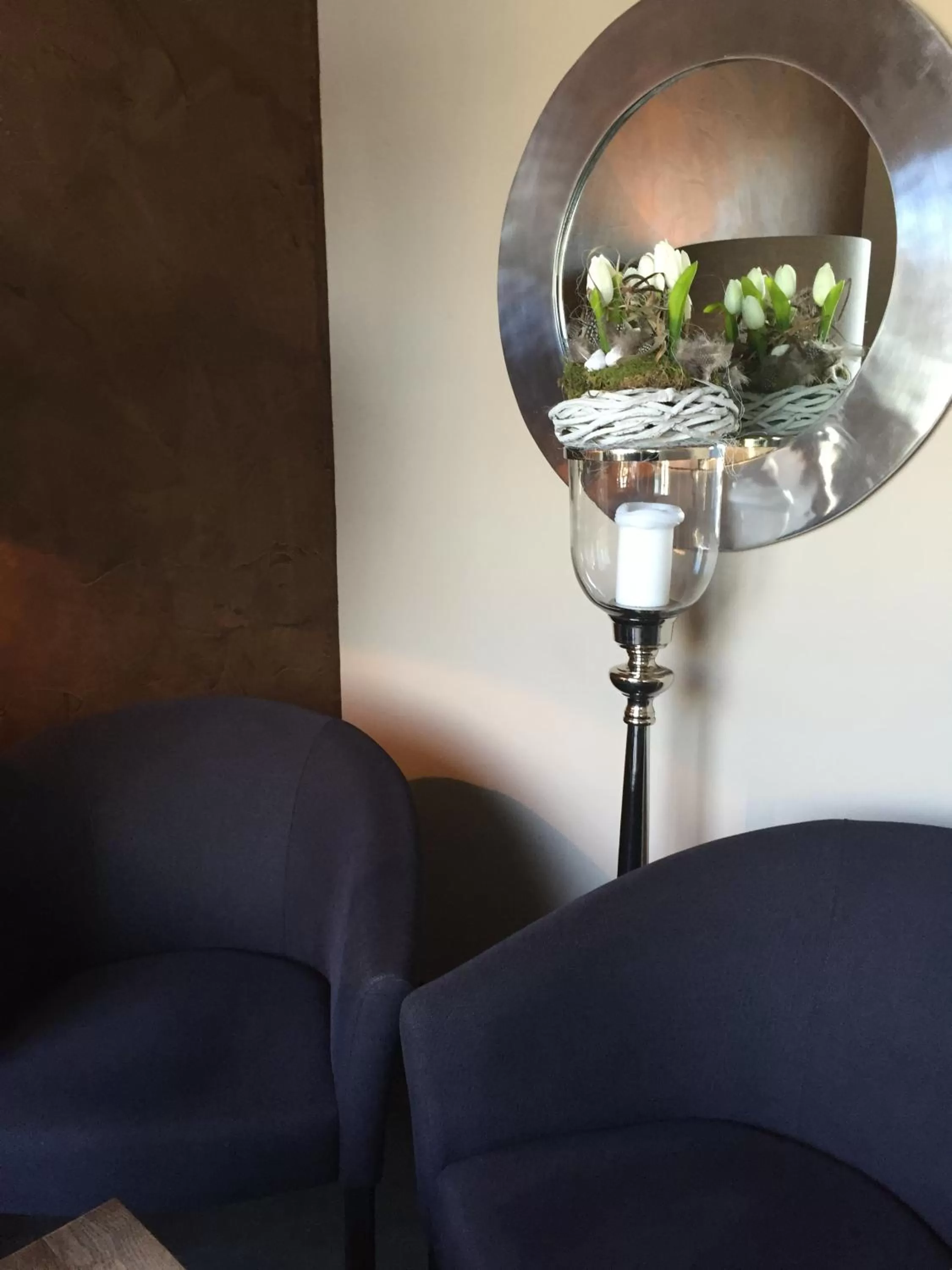 Property building, Seating Area in Landcafe mit Mini Hotel