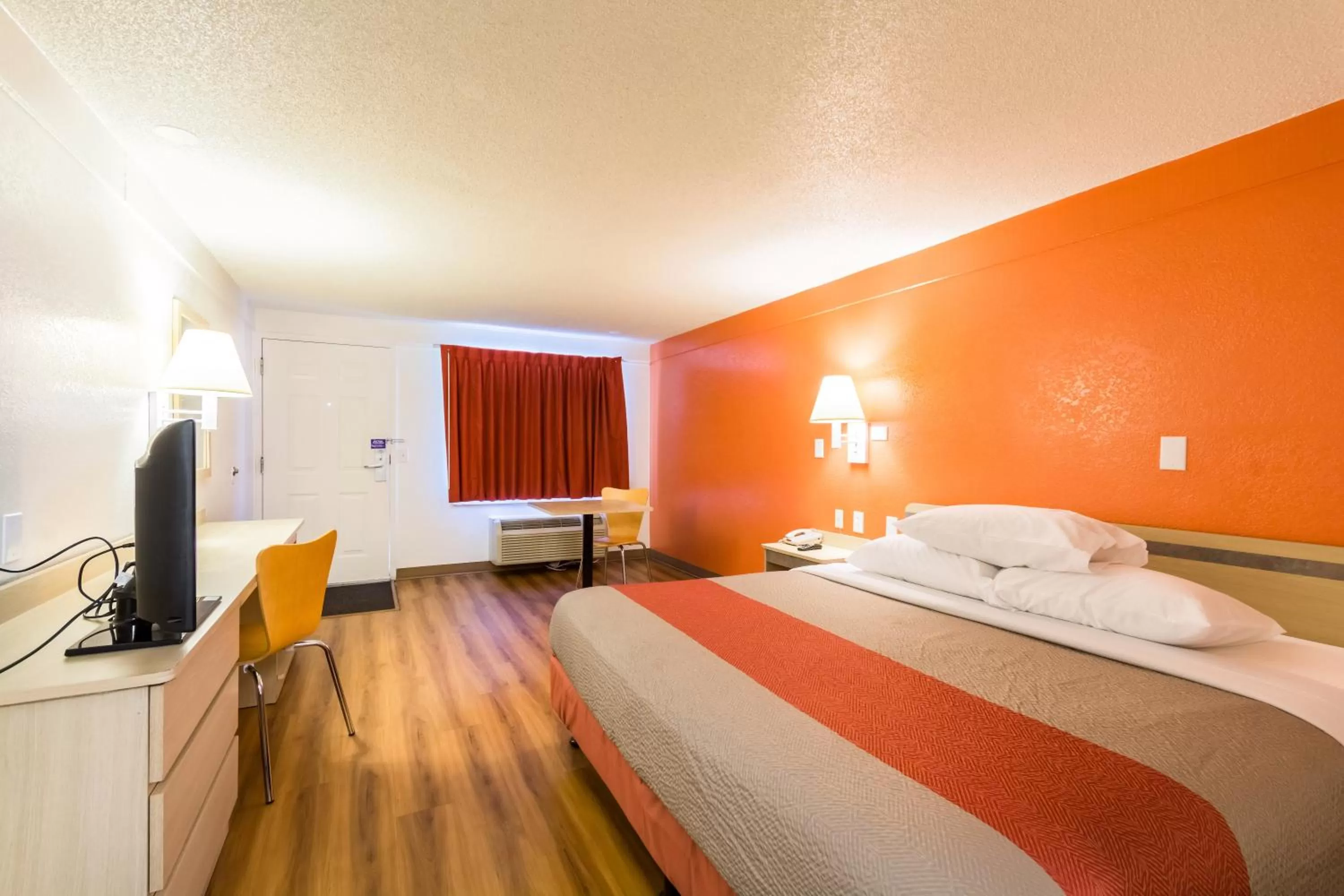 Bedroom, Bed in Travelodge by Wyndham Essington / Philadelphia Airport