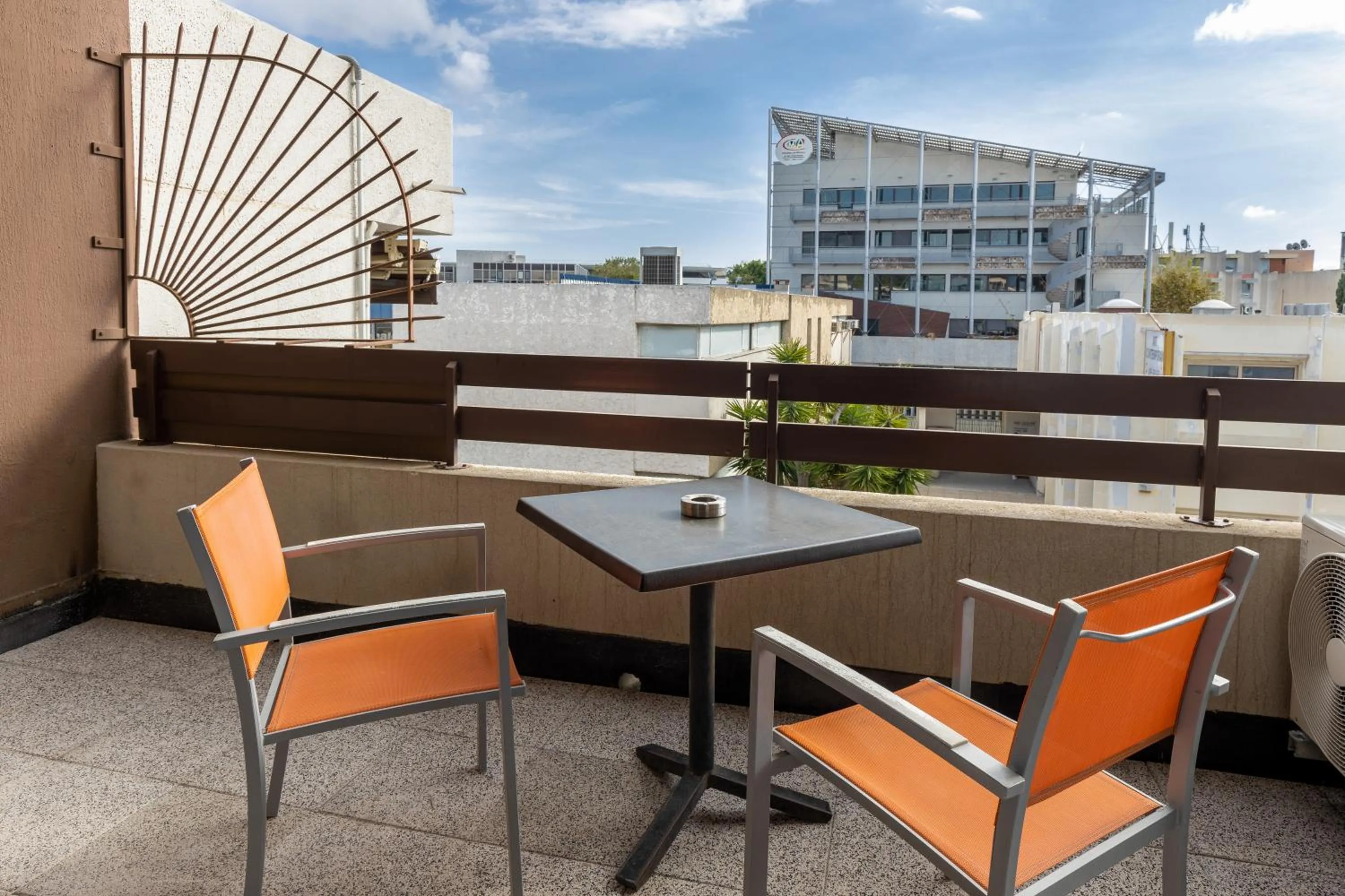 Patio in The Originals City, Hôtel Galaxie, Nice Aéroport