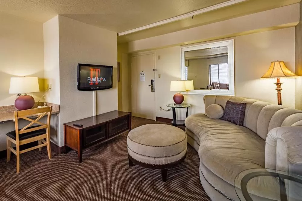 Seating Area in Inlet Tower Hotel & Suites