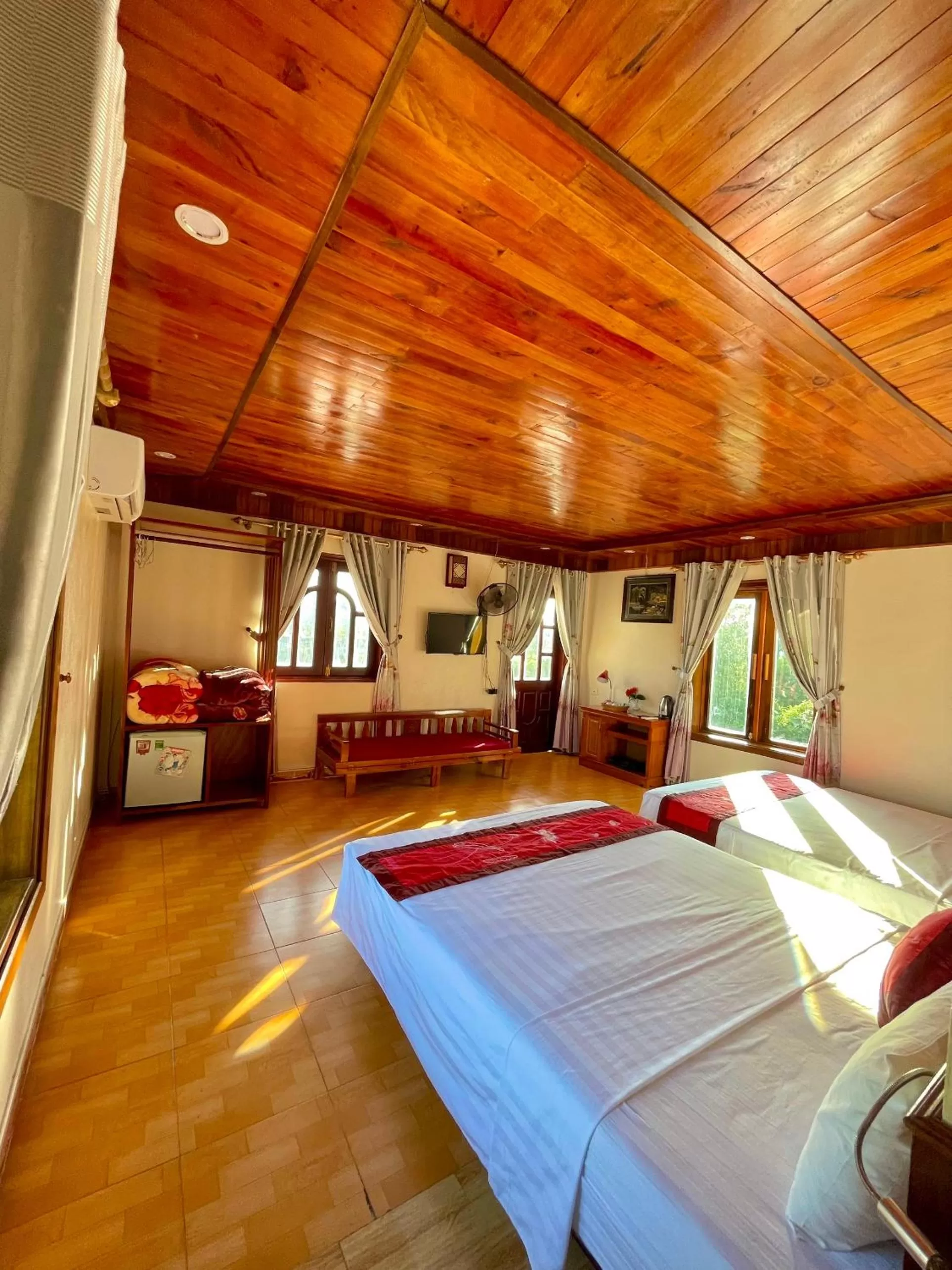 Photo of the whole room, Bed in Chez Loan Hotel