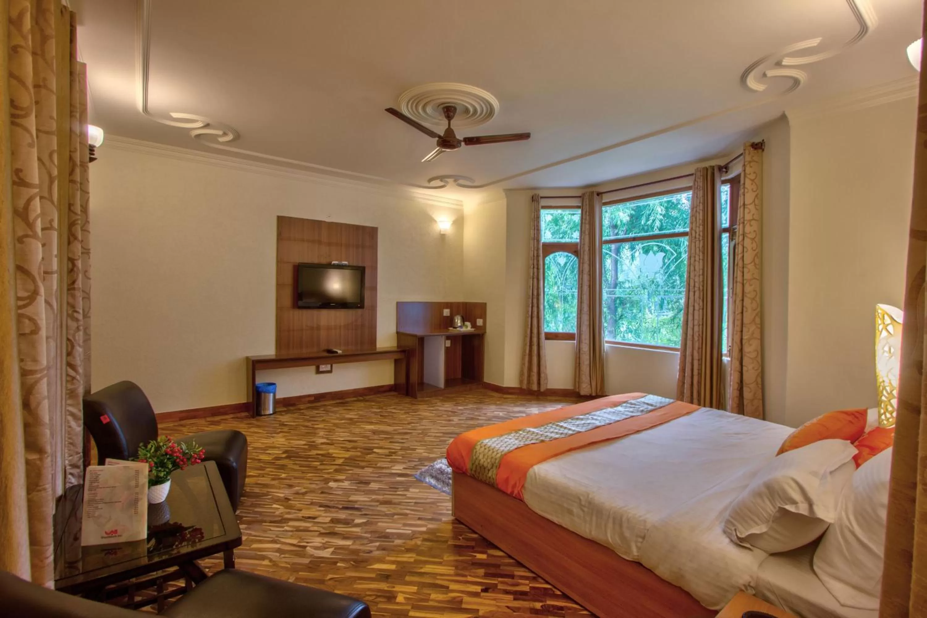 Photo of the whole room, Bed in Woodstock Inn Manali 800 Mtrs from Mall Road