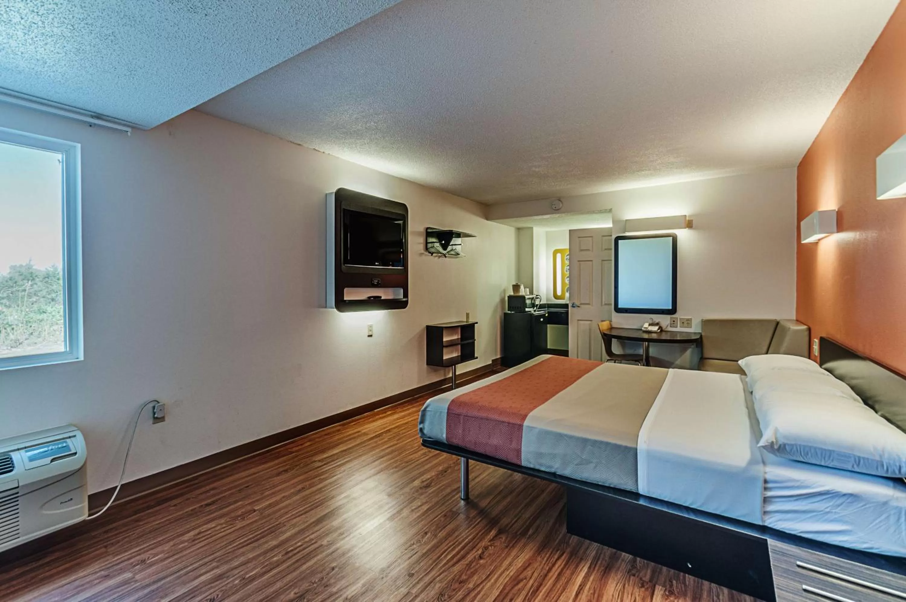 TV and multimedia, Bed in Motel 6-Martinsburg, WV