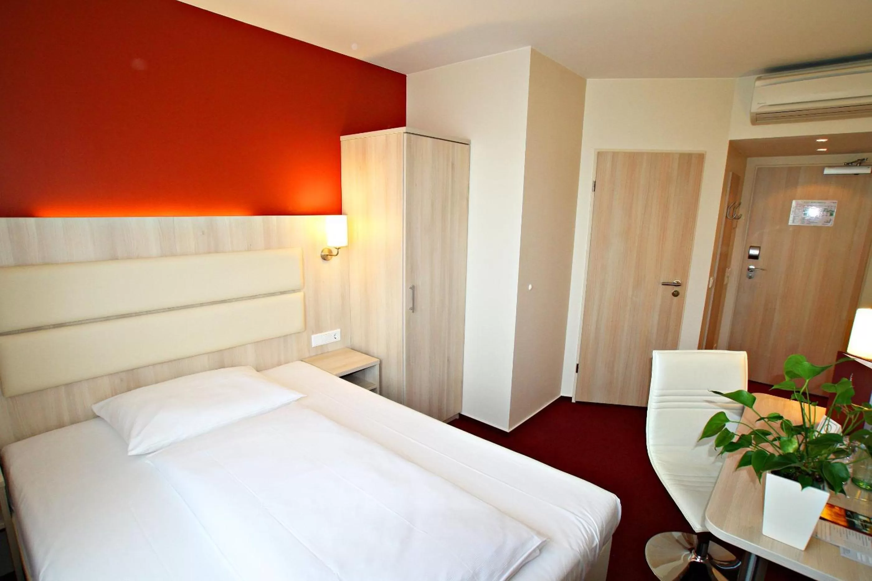 Photo of the whole room, Bed in Hotel Rödelheimer Hof - Am Wasserturm