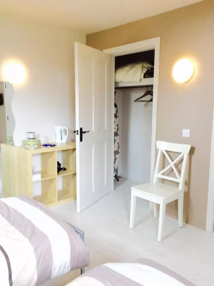 Photo of the whole room, Bed in Holland House F94DP26