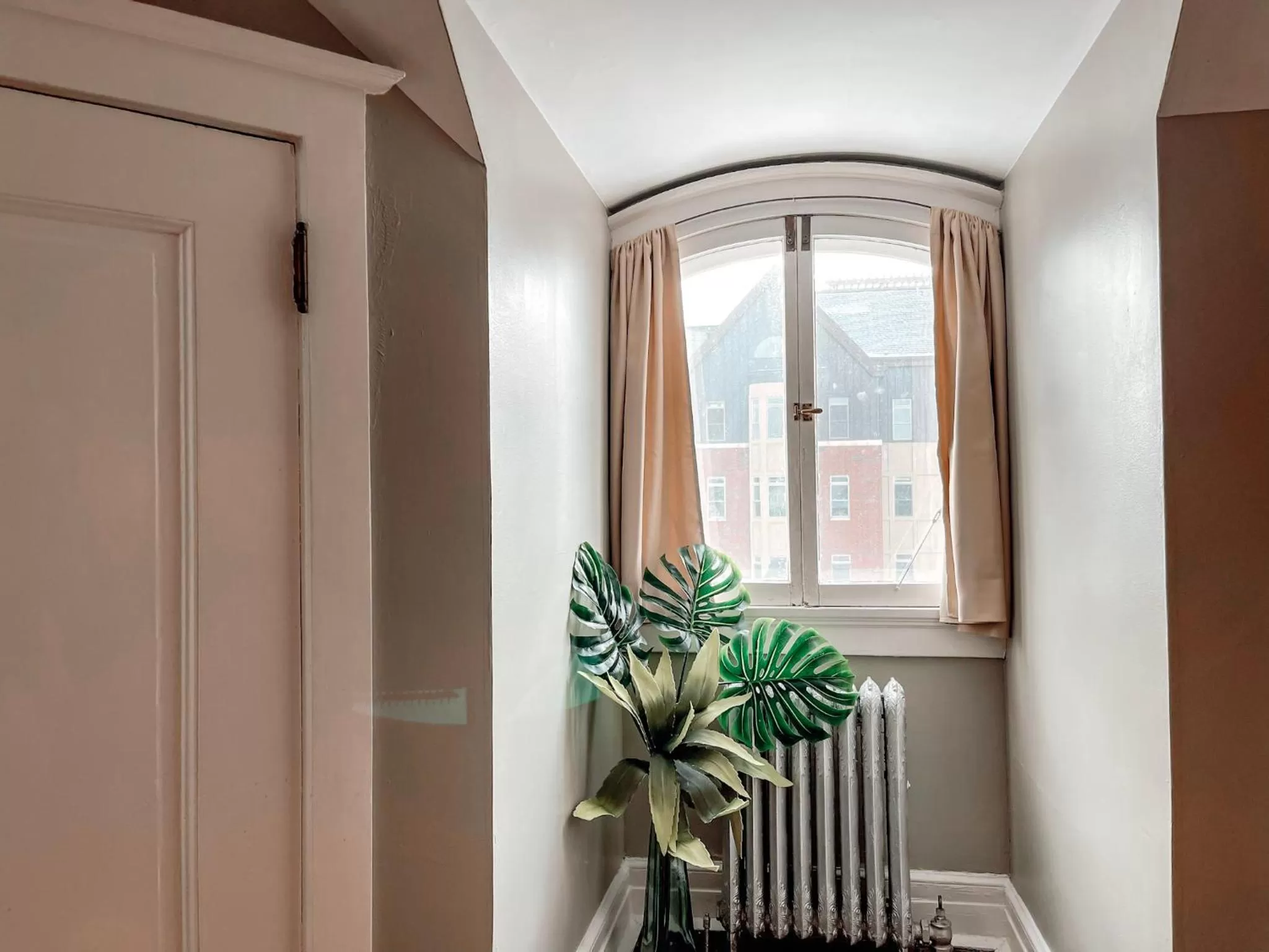 Standard Queen bed w/ shared bathroom  in 300 Clifton