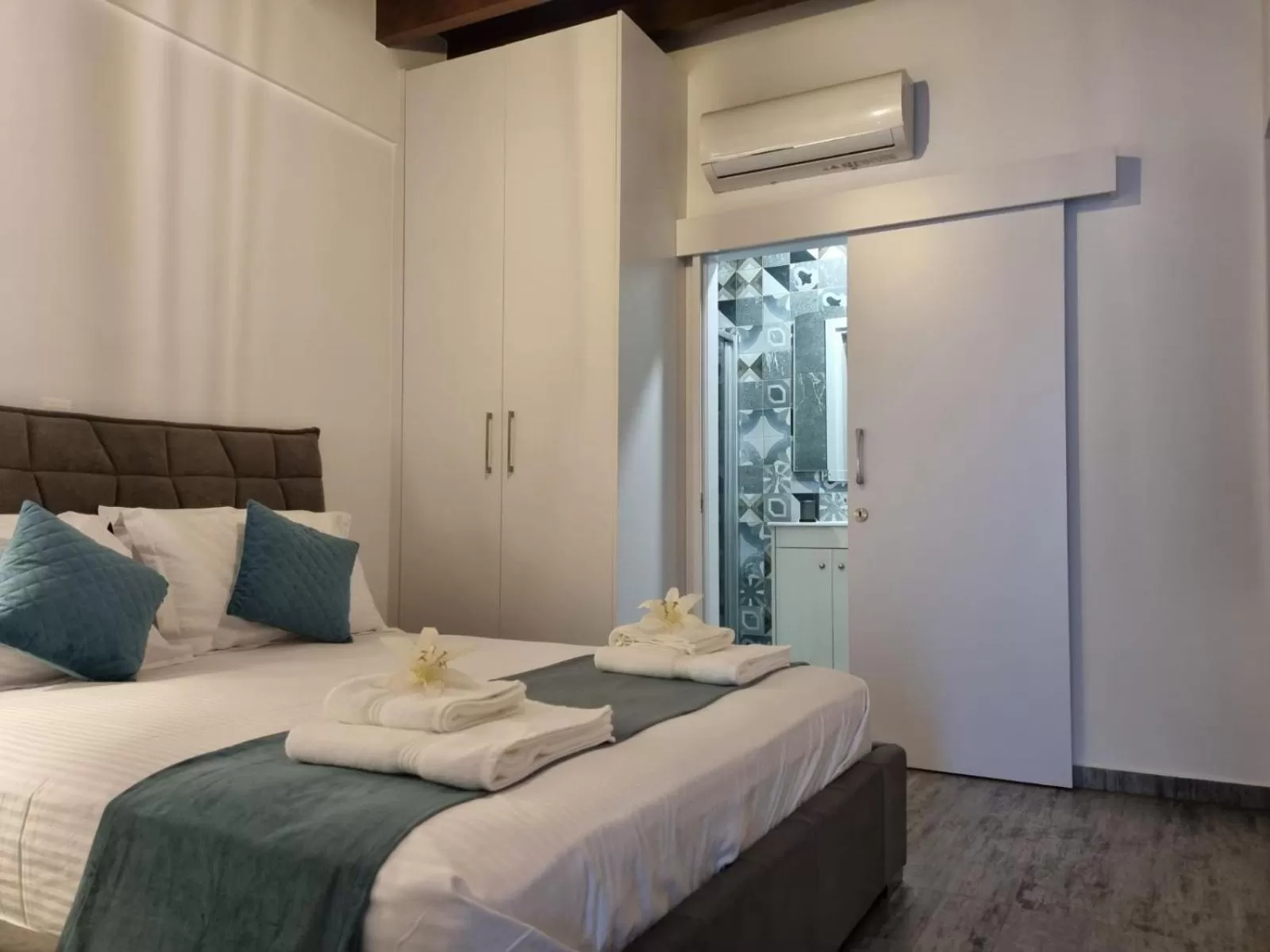 Bed in Kamaroporta Luxury Apartments