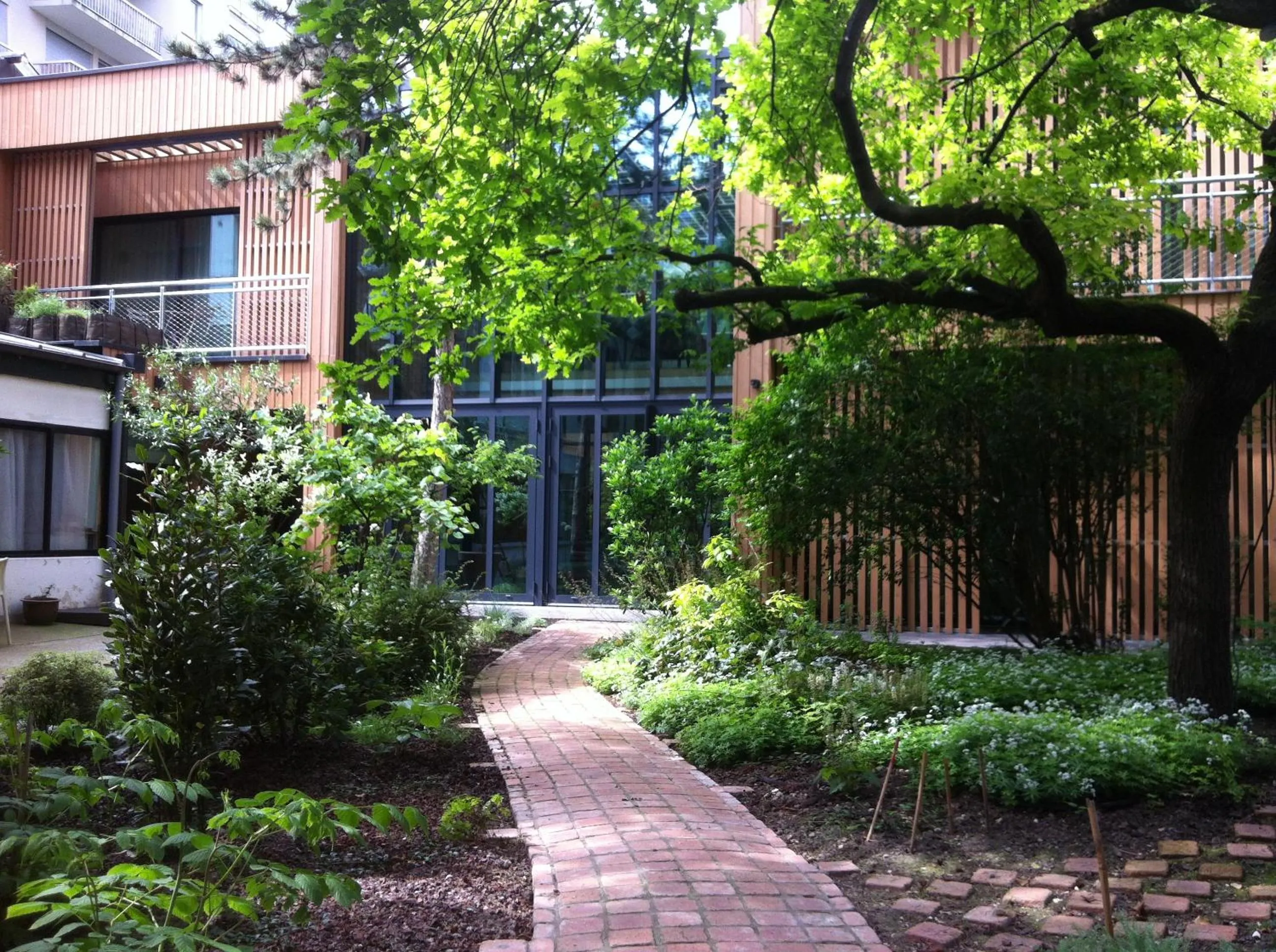 Facade/entrance in Eden Lodge Paris