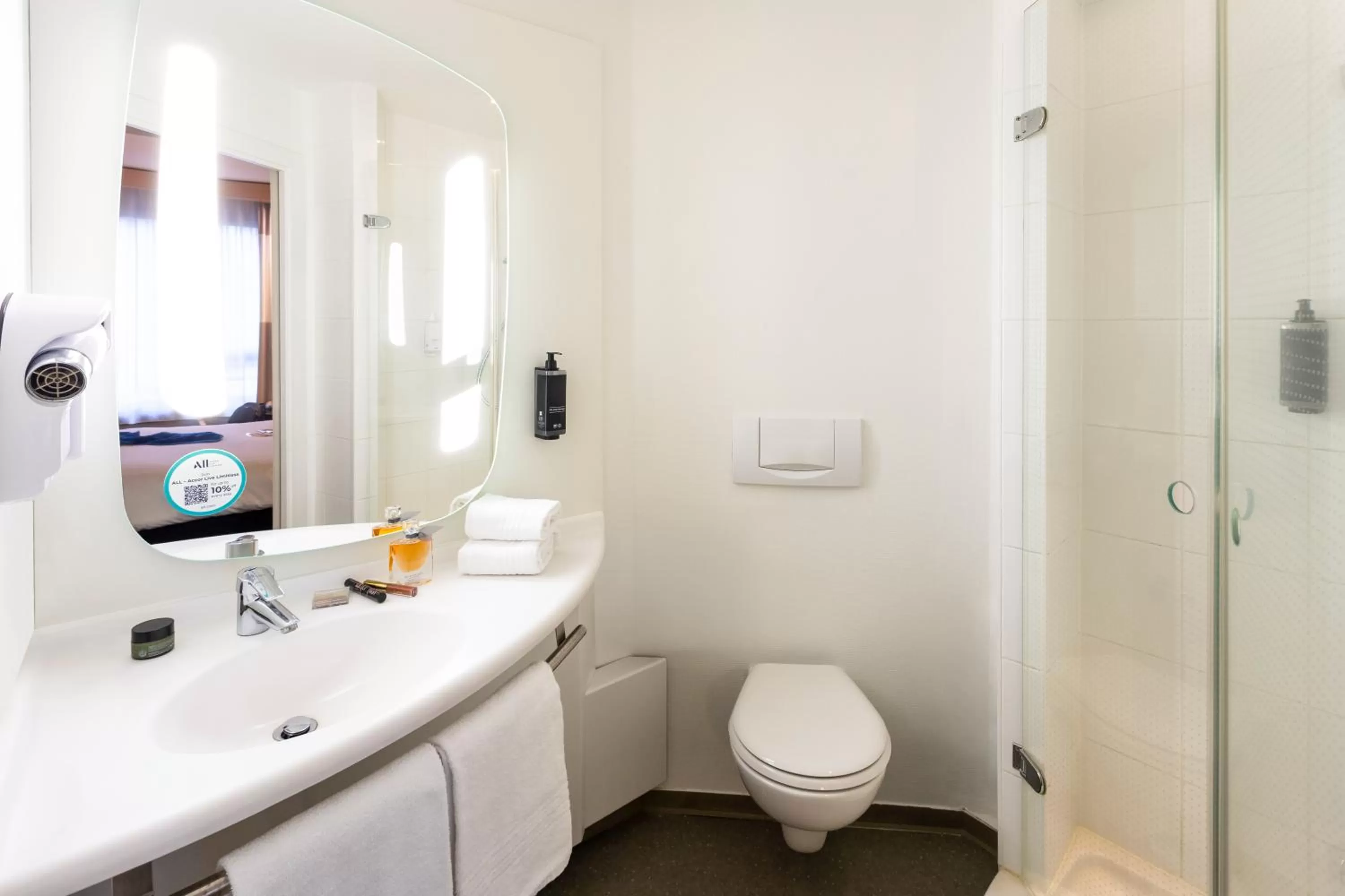 Shower in ibis Hotel Brussels Centre Gare du Midi