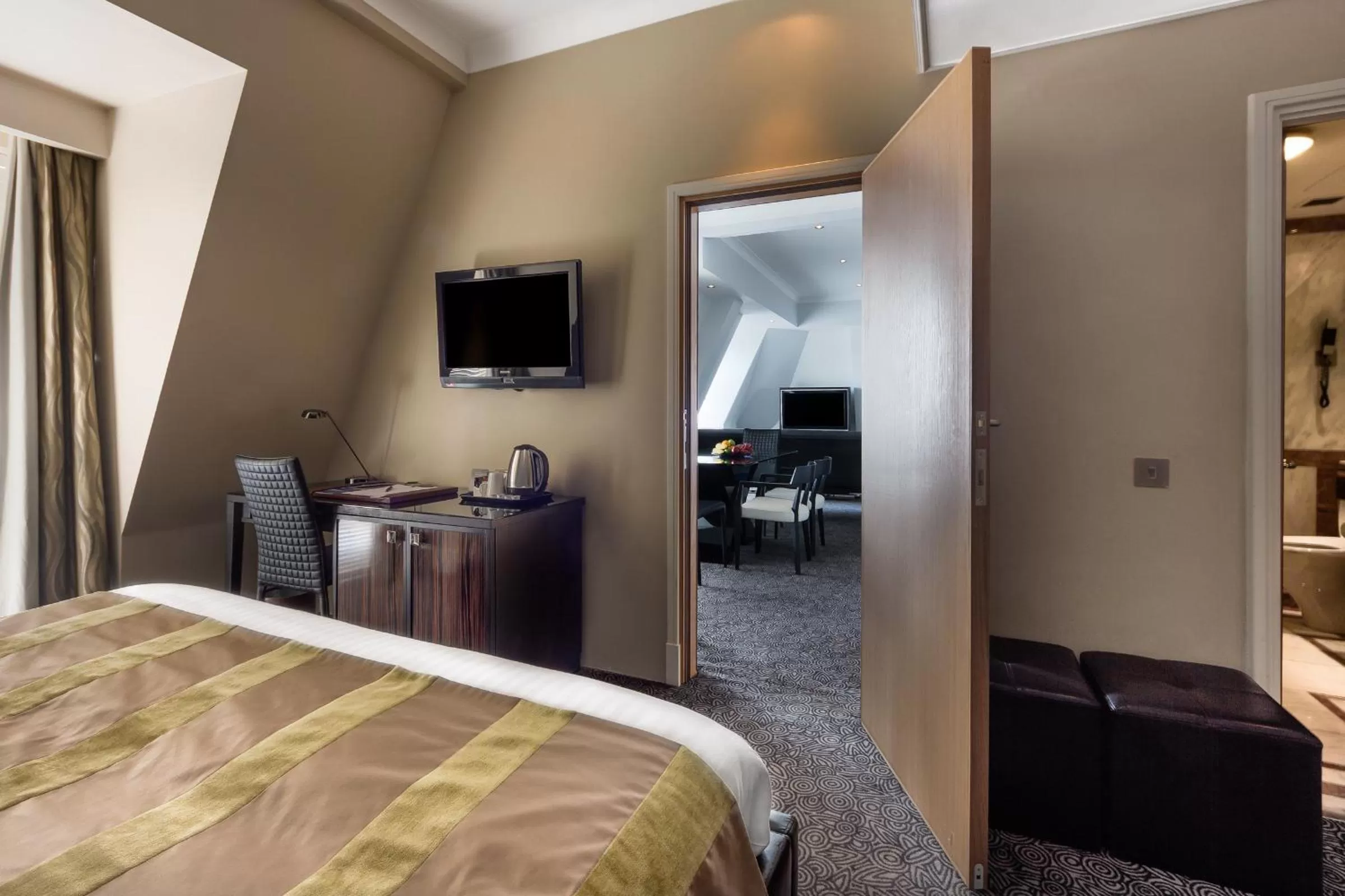 Photo of the whole room, Bed in Washington Mayfair Hotel