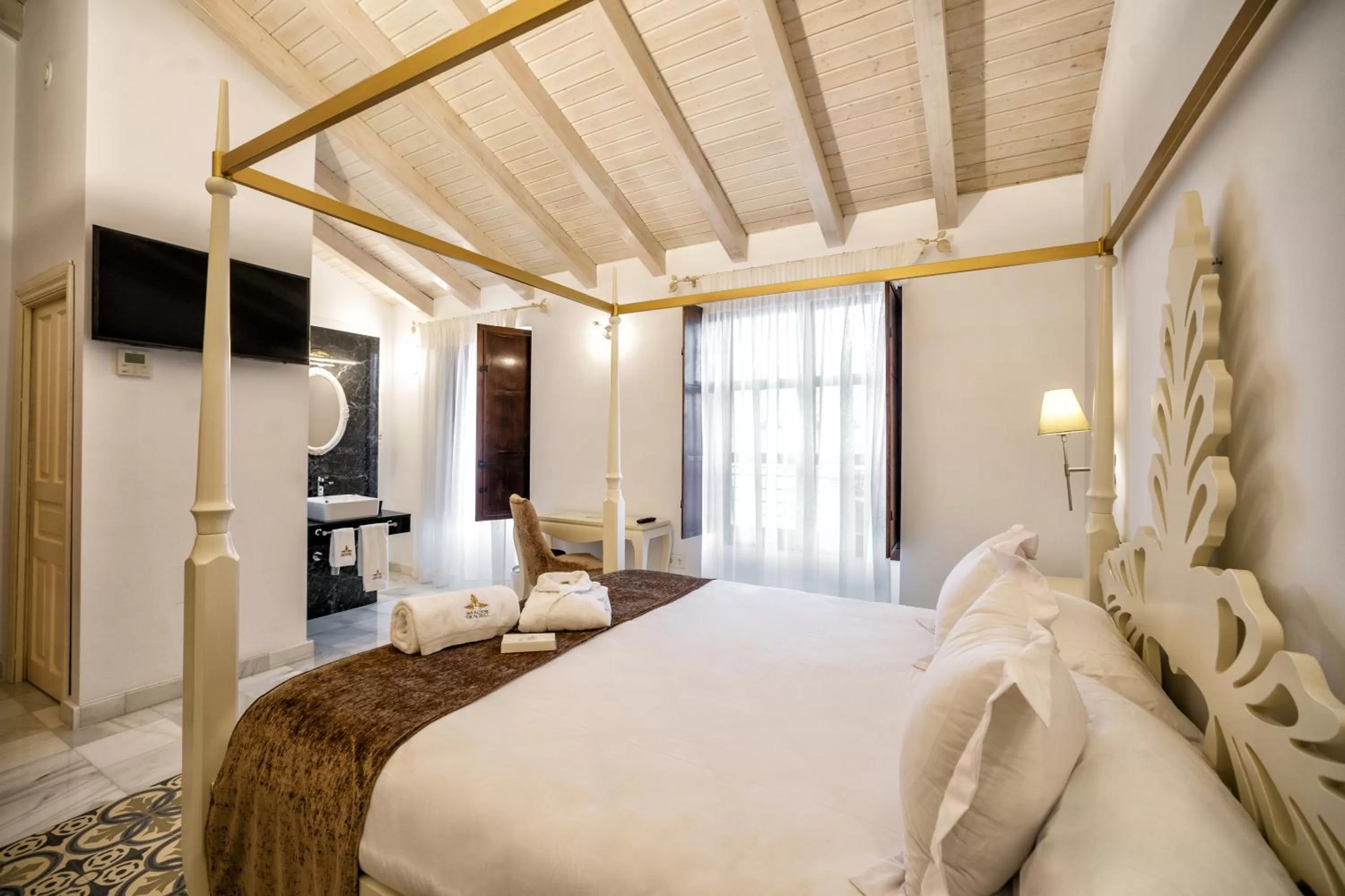 Bathroom, Bed in Hotel boutique Palacio de la Veracruz