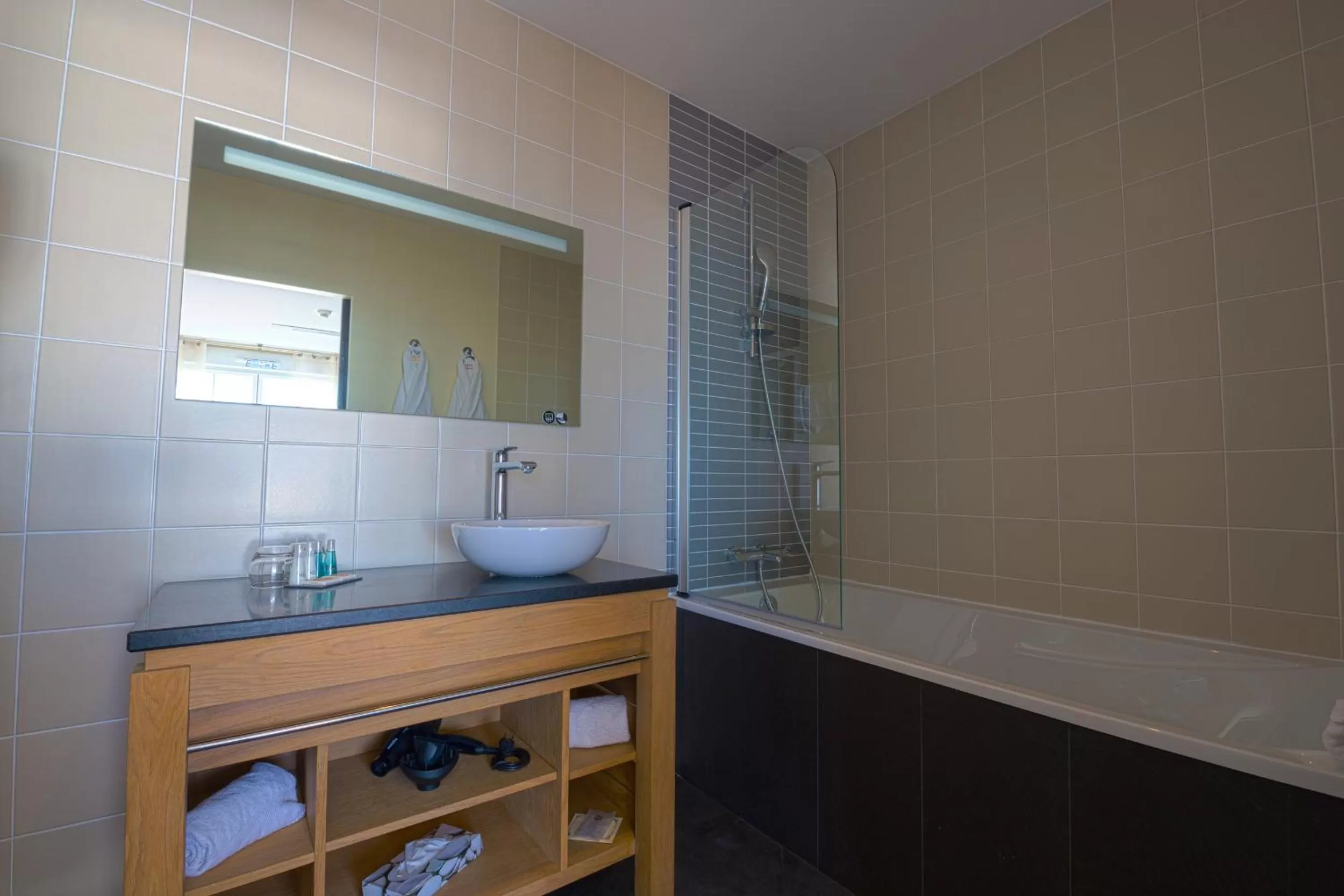 Bath in Les Flots - Hôtel et Restaurant face à l'océan - Châtelaillon-Plage