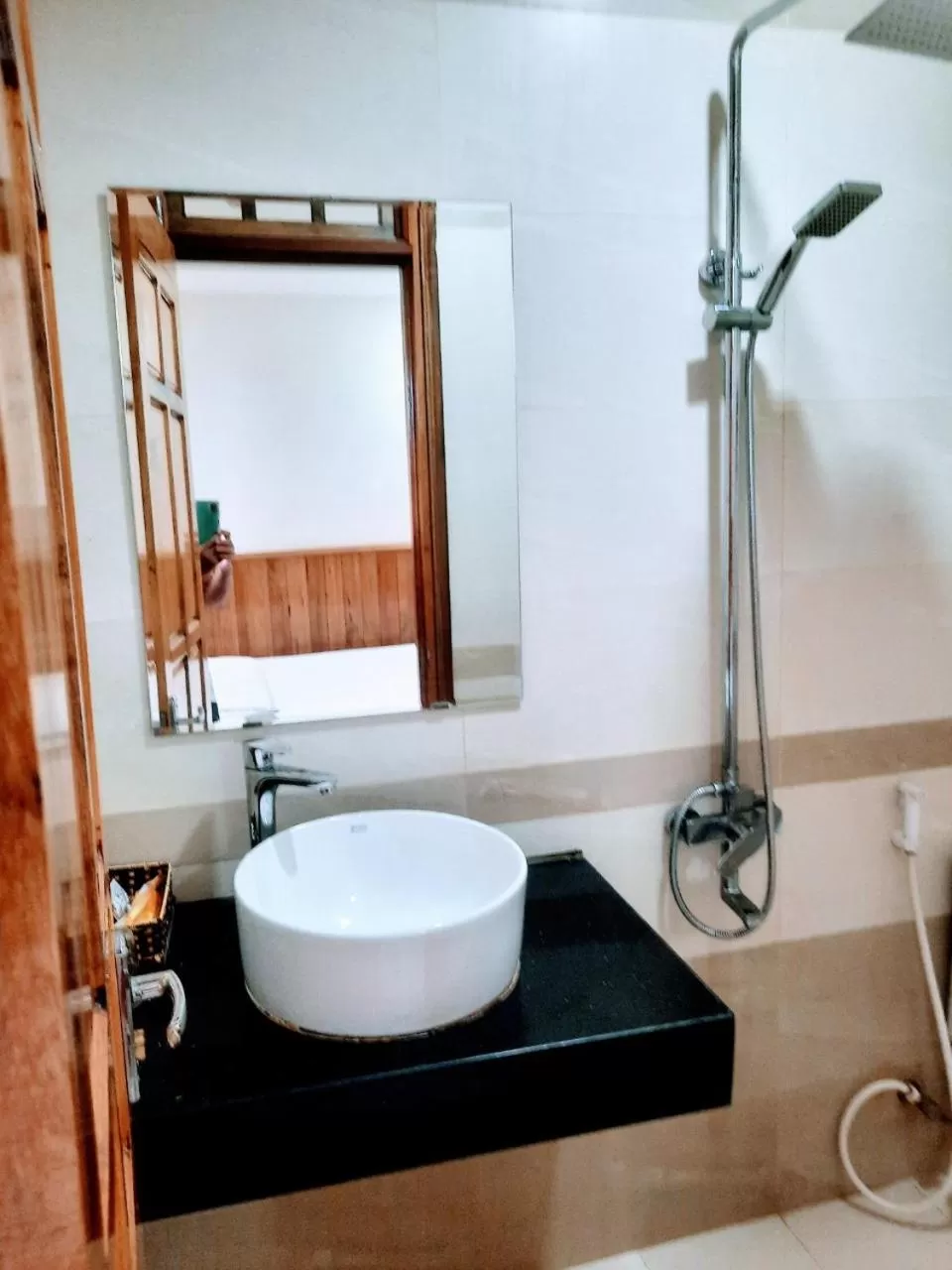 Shower in Thien Truong Hotel